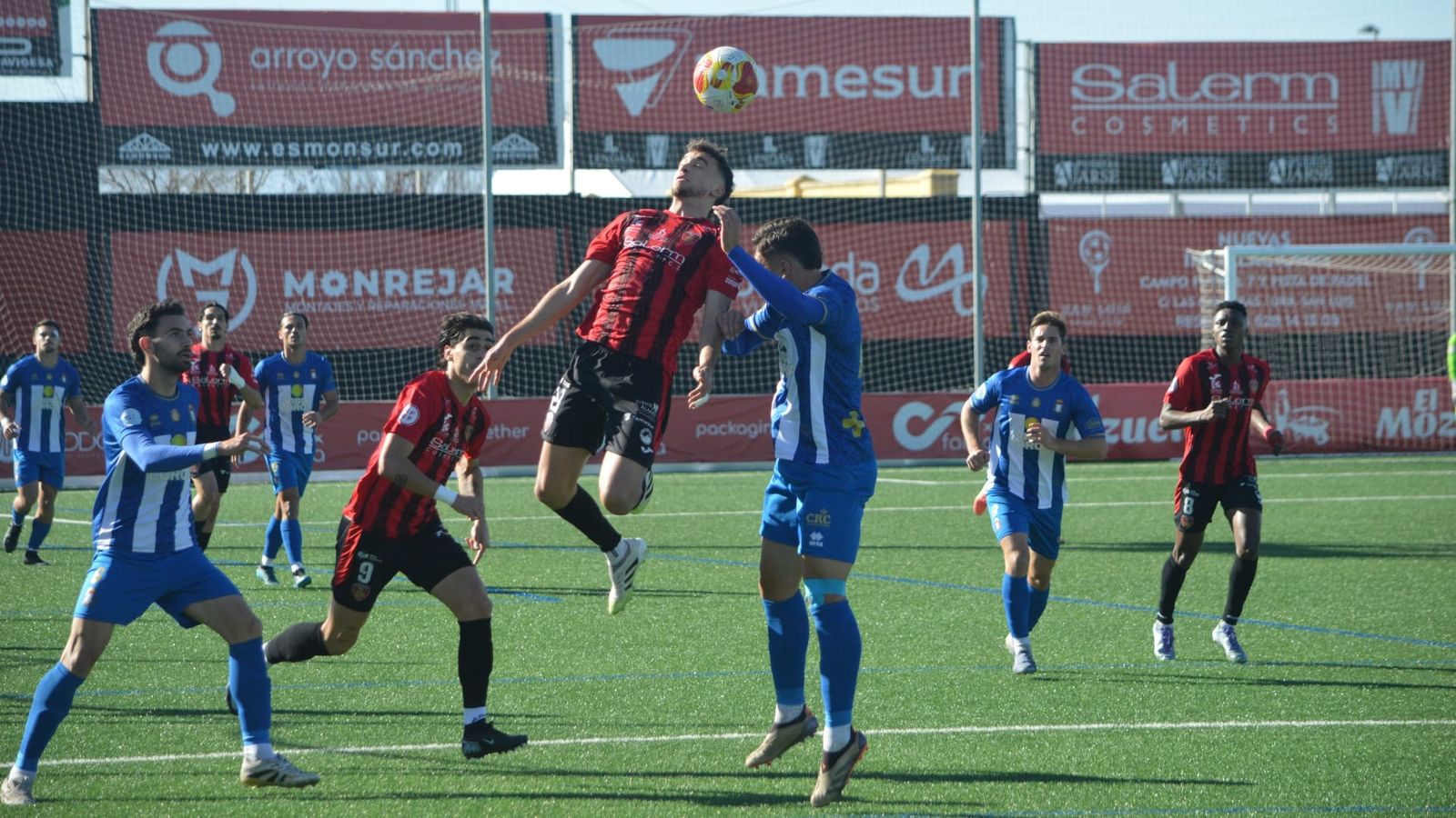 Azael Martín pugna un balón aéreo ante un rival.