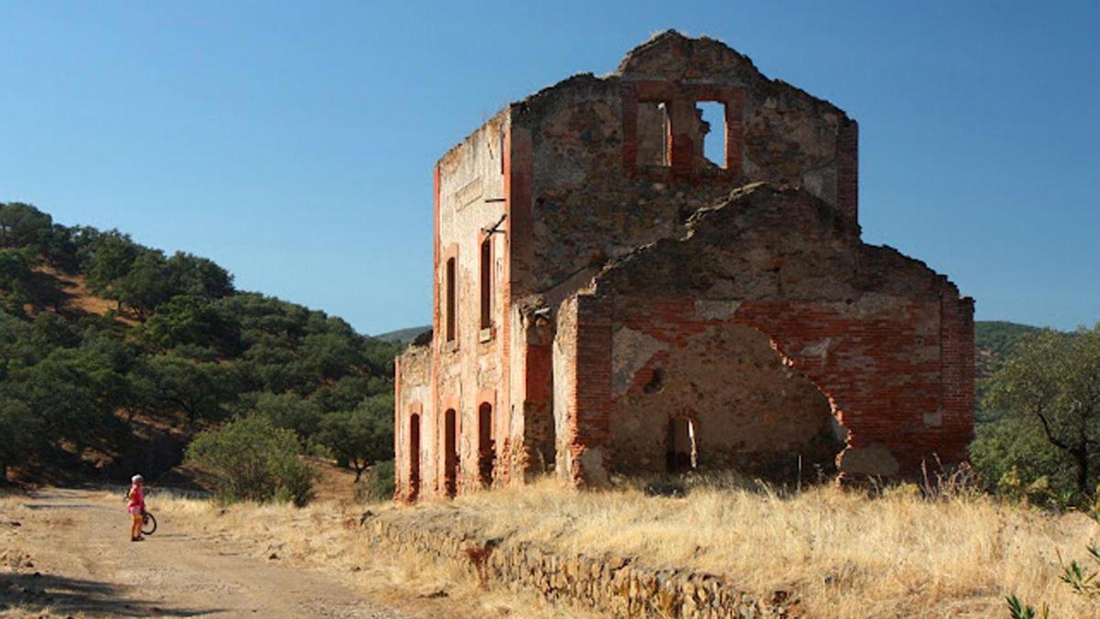 La nueva vía verde implicará la conservación del patrimonio industrial como la estaciones del antiguo ferrocarril minero La nueva vía verde implicará la conservación del patrimonio industrial como la estaciones del antiguo ferrocarril minero