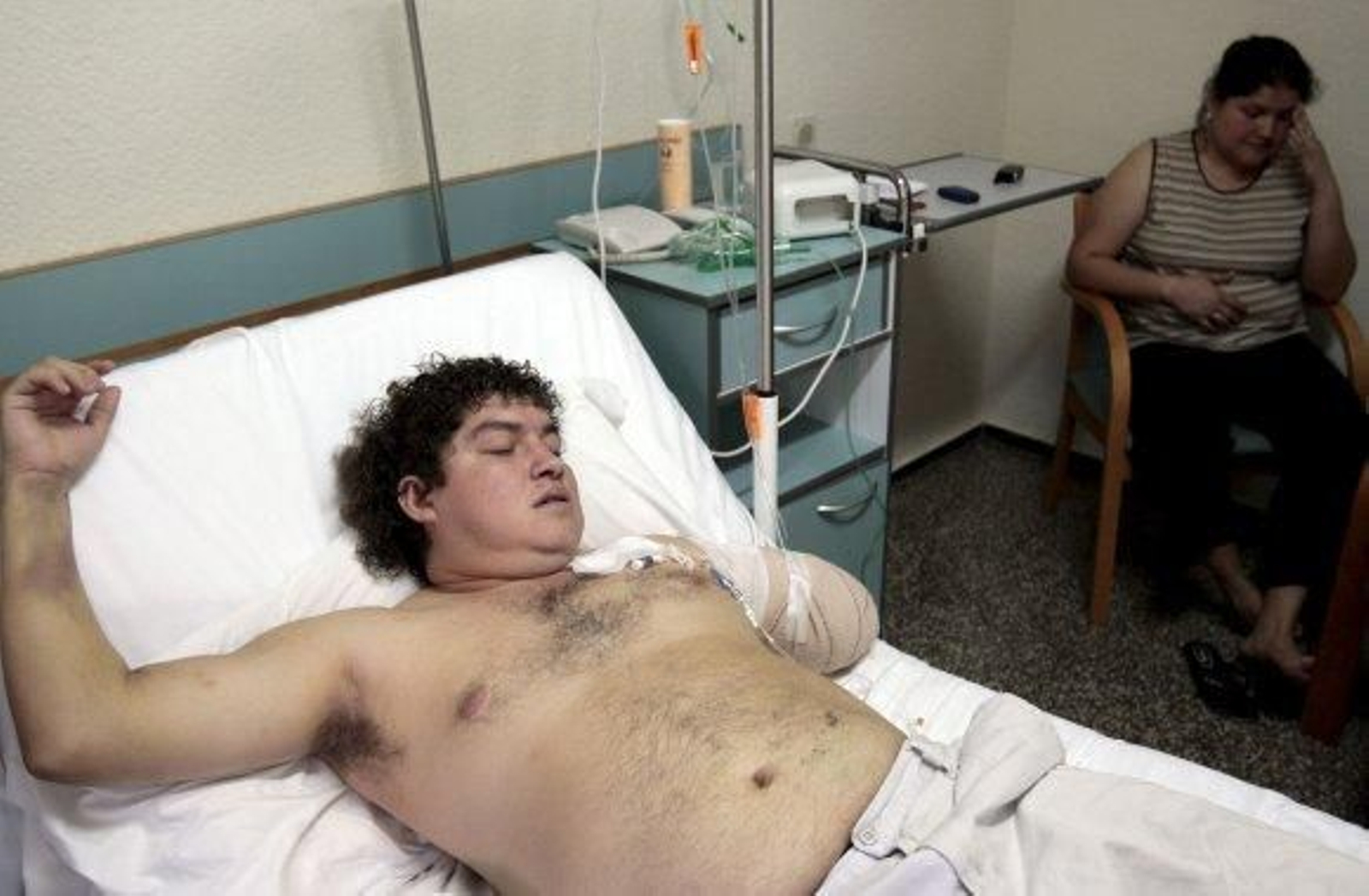 Abandona a un inmigrante con el brazo amputado cerca de un hospital