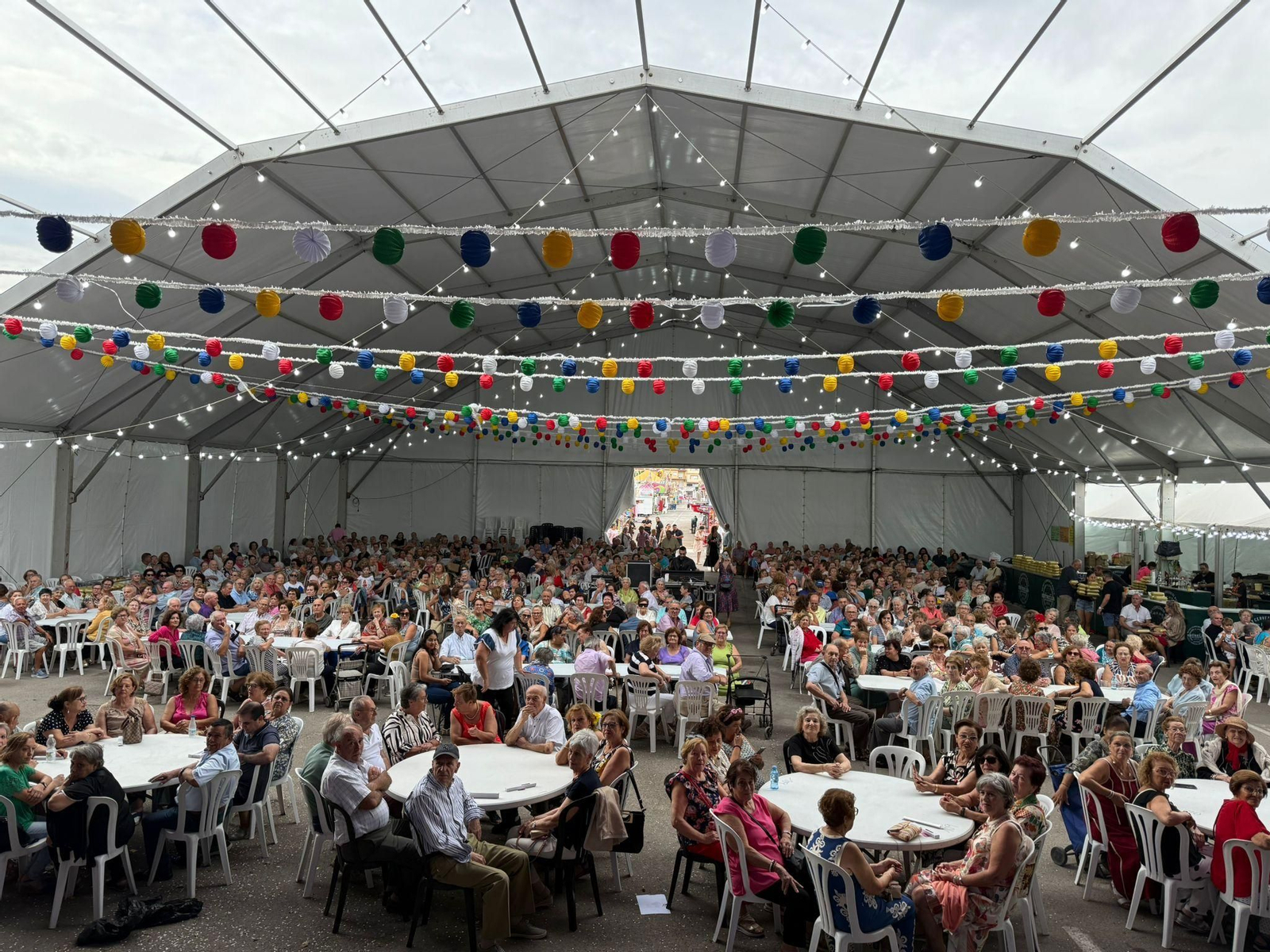 Los mayores han disfrutado de su tradicional verbena.