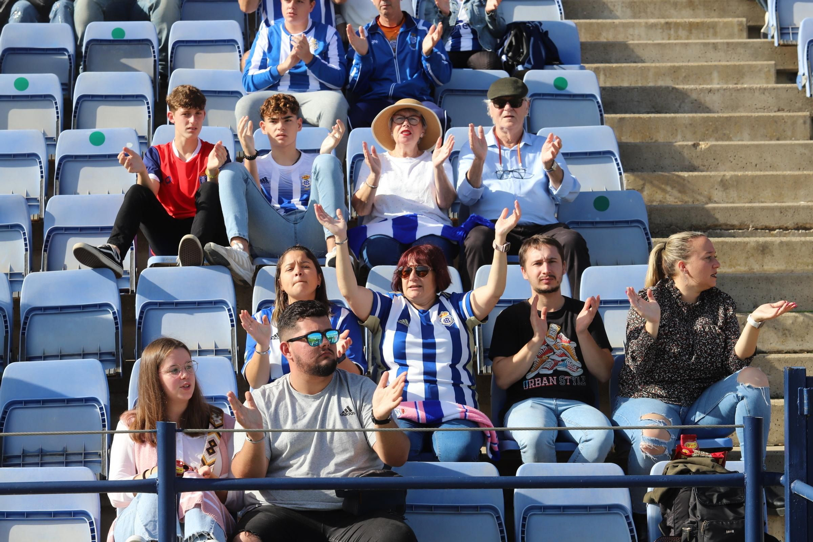 Imágenes del gran ambiente en el Nuevo Colombino para ver el  Recre-Burgos
