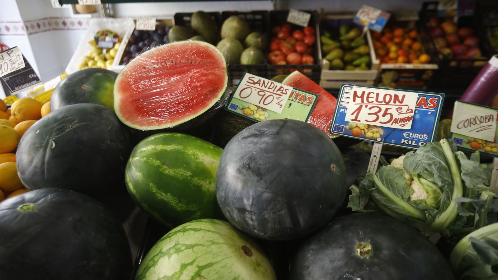 Precios actuales de sandía y melón en una frutería de Córdoba.