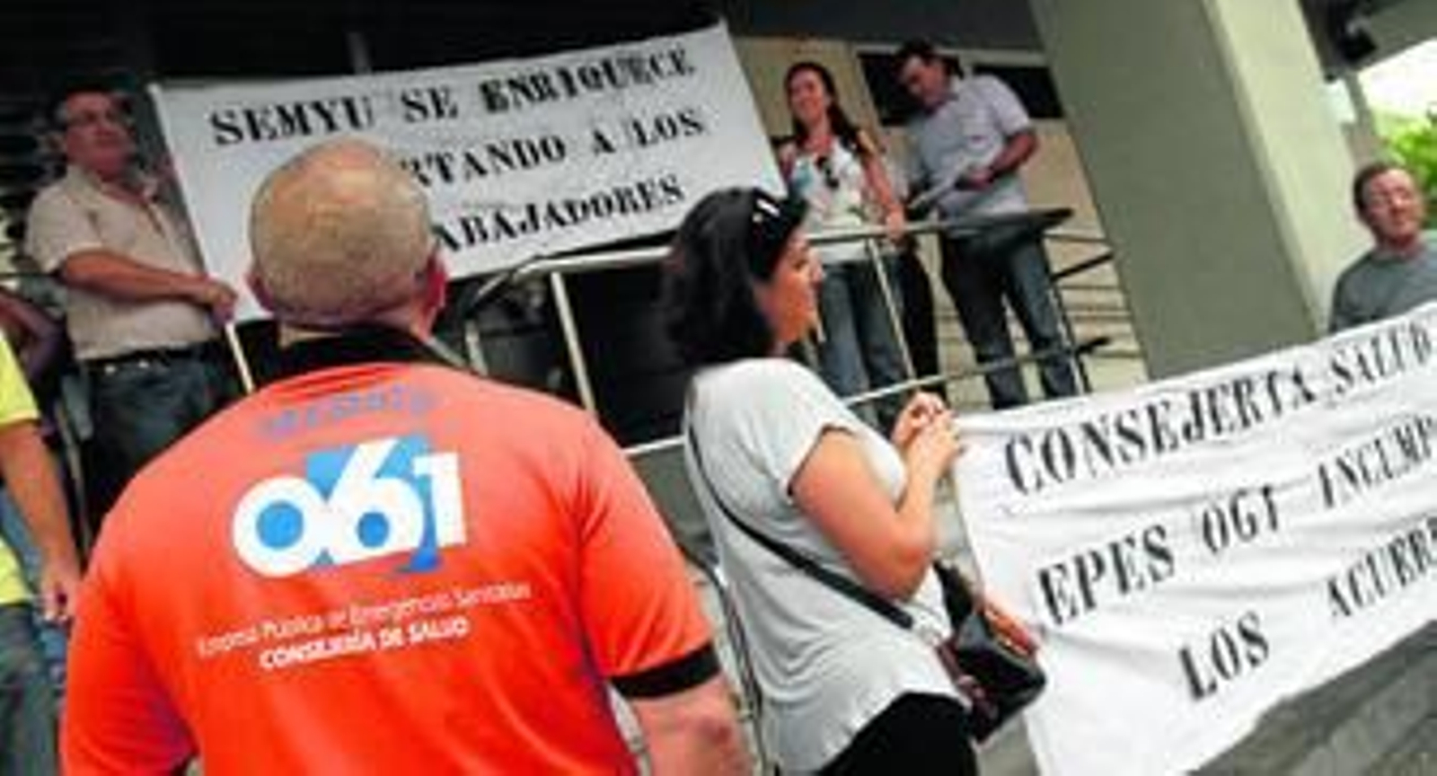 Concentración ayer en la delegación provincial de Salud de Cádiz.