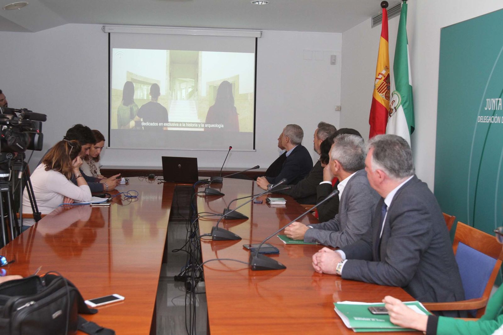 El consejero de Cultura, Miguel Ángel Vázquez, presenta el proyecto de rehabilitación del Banco de España como sede del Museo Arqueológico de Huelva.