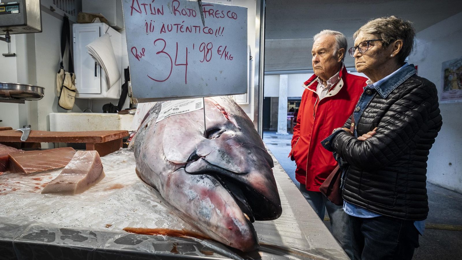 El puesto de Coucheiro en el Mercado Central de Cádiz ayer con atún rojo fresco "auténtico".