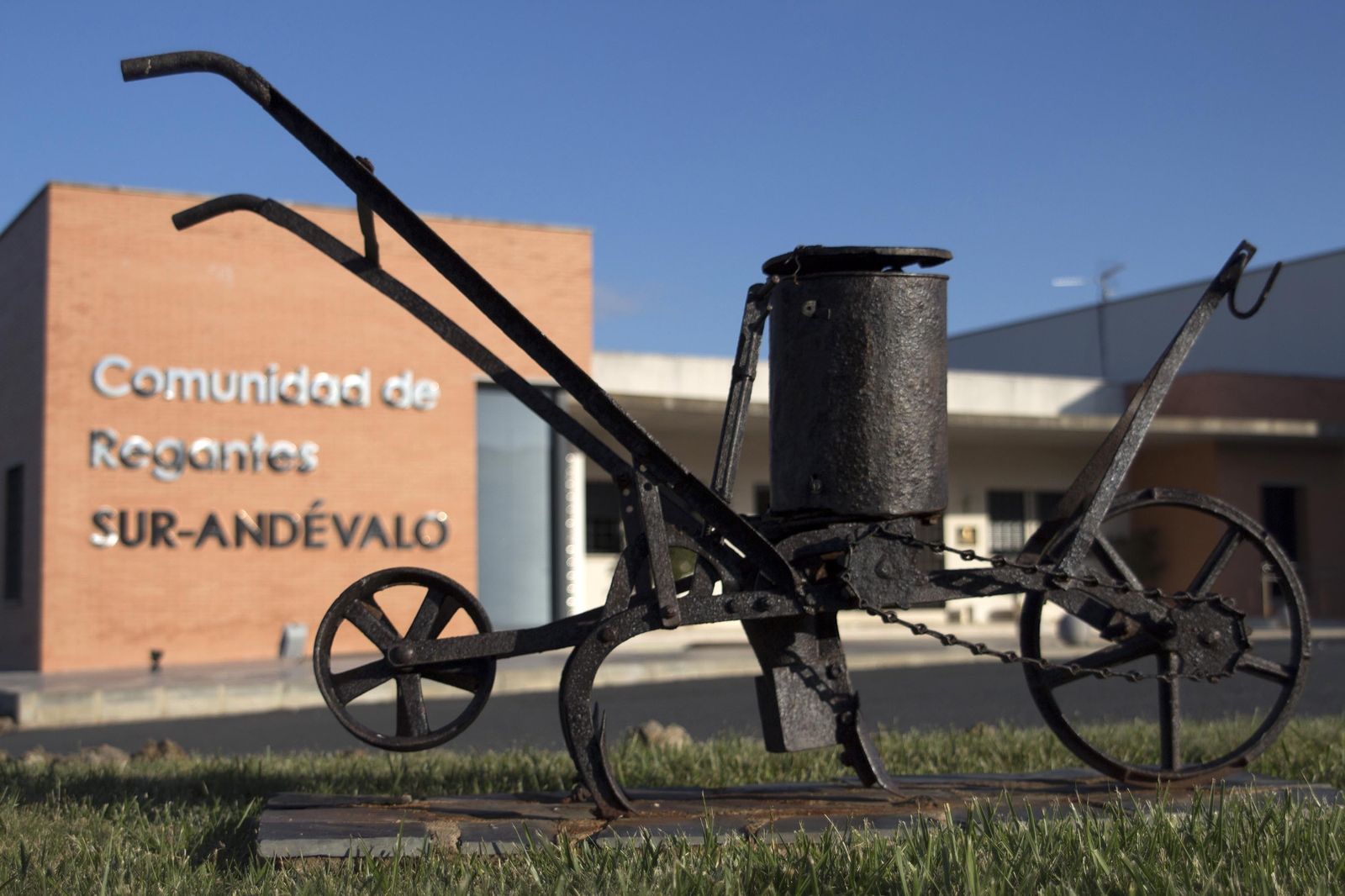 De fondo, el edificio de la Comunidad de Regantes Sur-Andévalo.