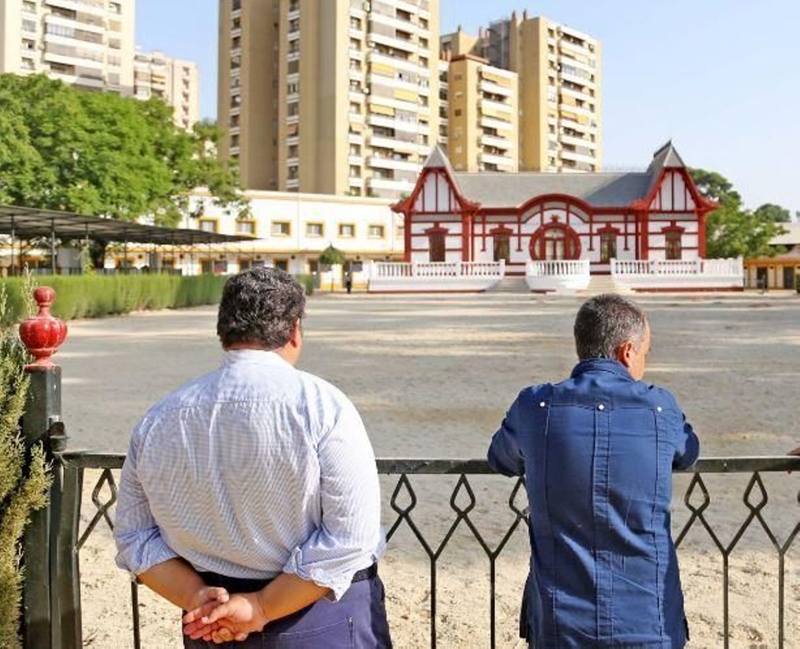 Antonio Montero y Antonio Saldaña, durante una visita al Depósito de Sementales.