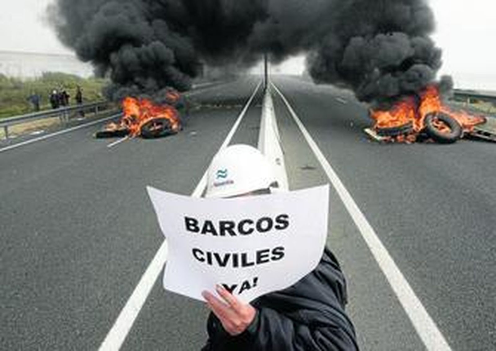 Imagen de la protesta de ayer en la carretera junto al puente Carranza.