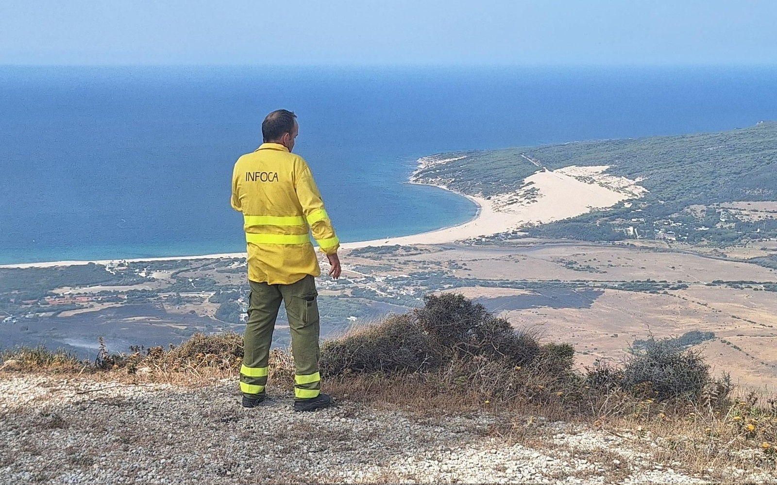 Un miembro del Inforca, en Tarifa. Un miembro del Inforca, en Tarifa.