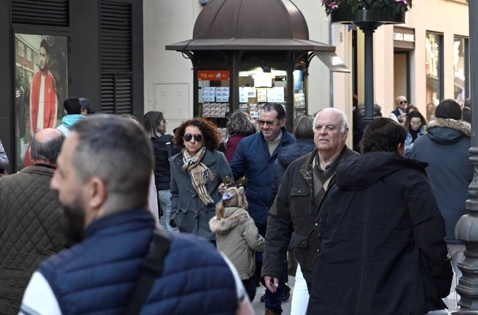 Los cordobeses ultiman las compras antes de Nochebuena, en imágenes