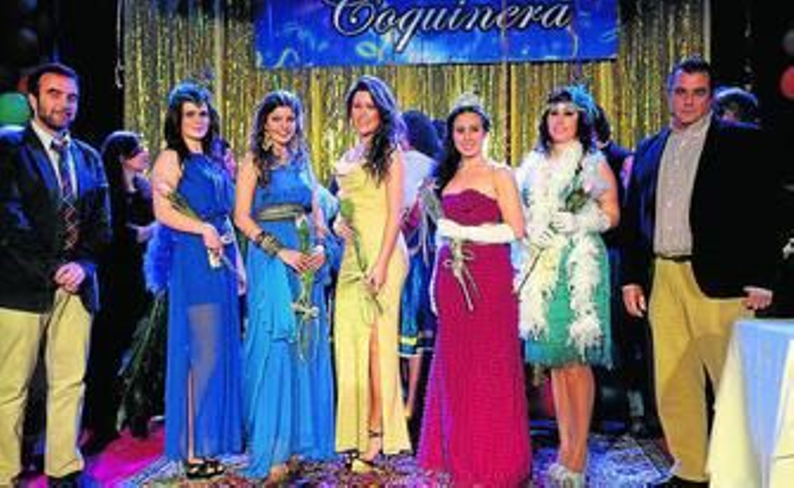 Las cinco coquineras adultas junto al alcalde, Enrique Moresco, y al edil de Fiestas, Millán Alegre.