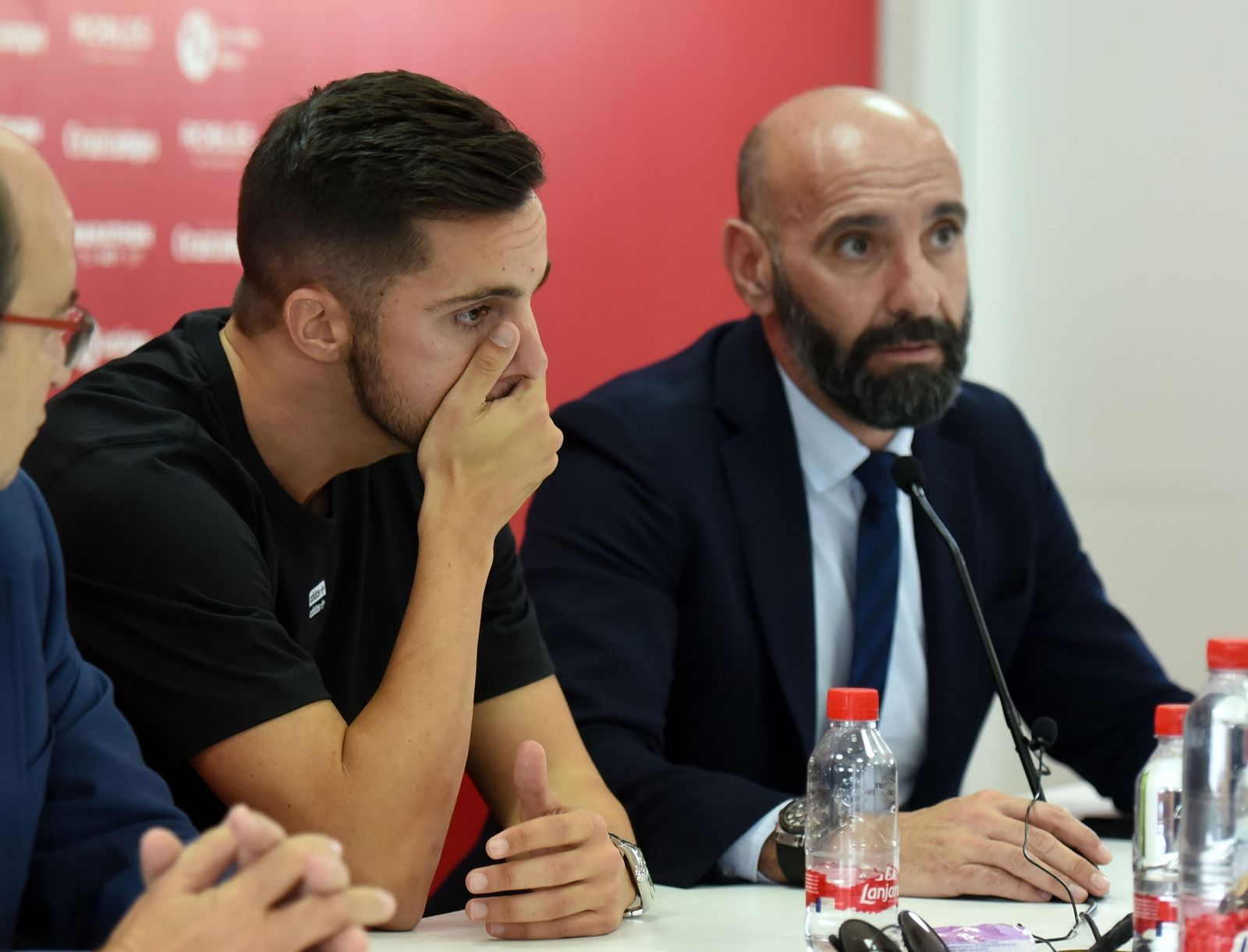 Sarabia, emocionado en su adiós del Sevilla junto a José Castro y Monchi.