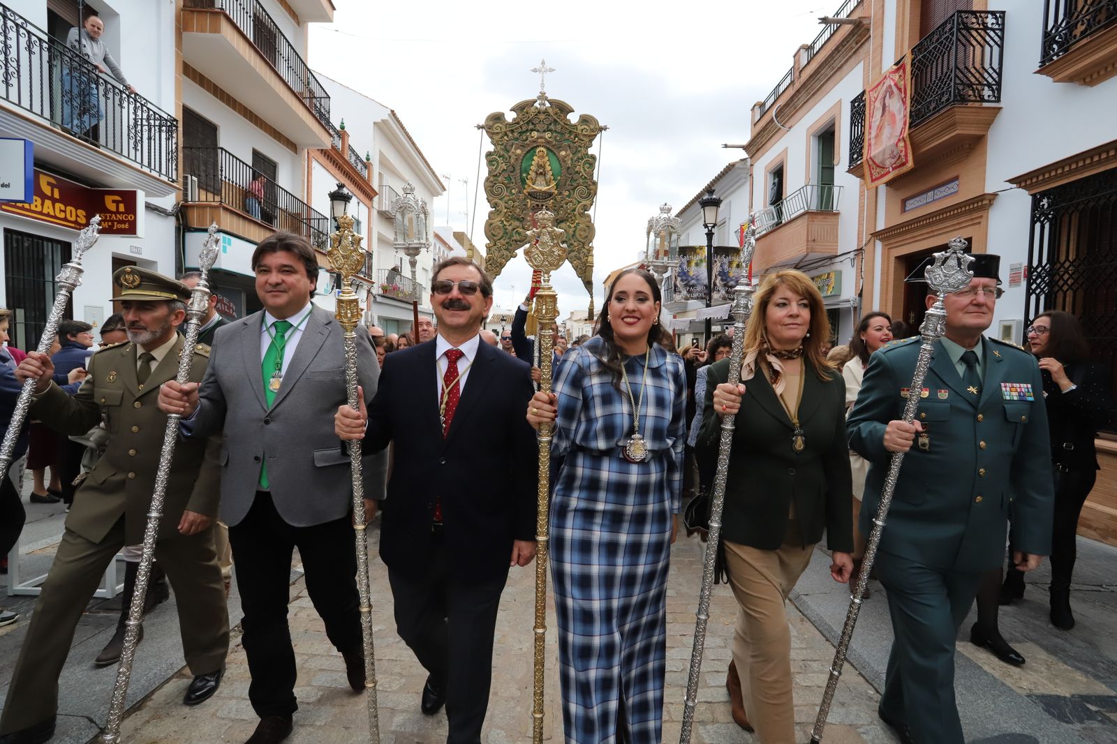 Imágenes de la misa de la Hermandad del Rocío de Huelva ante la Virgen del Rocío