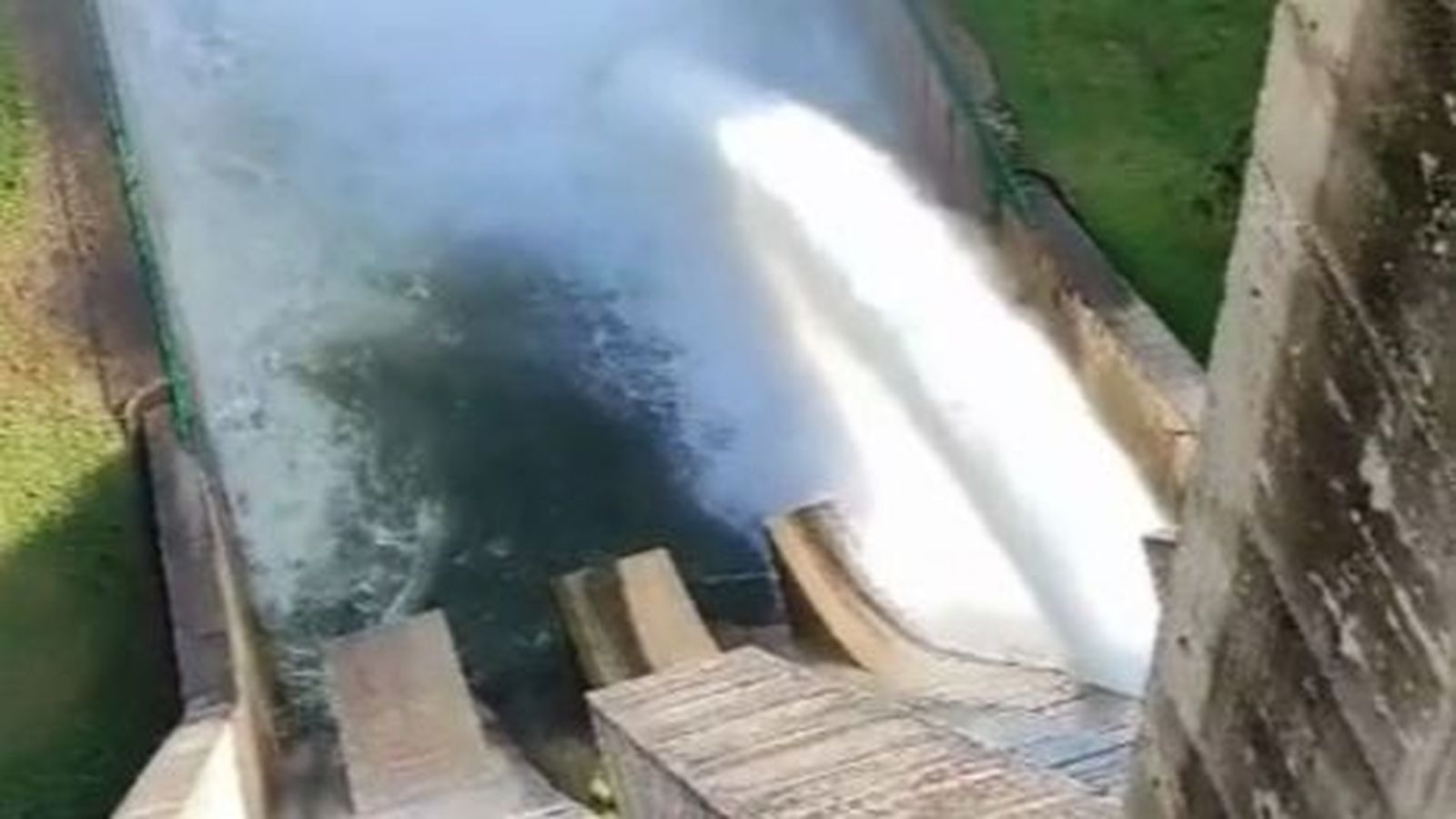 El pantano de la Concepción desembalsando parte de su agua en una imagen de archivo