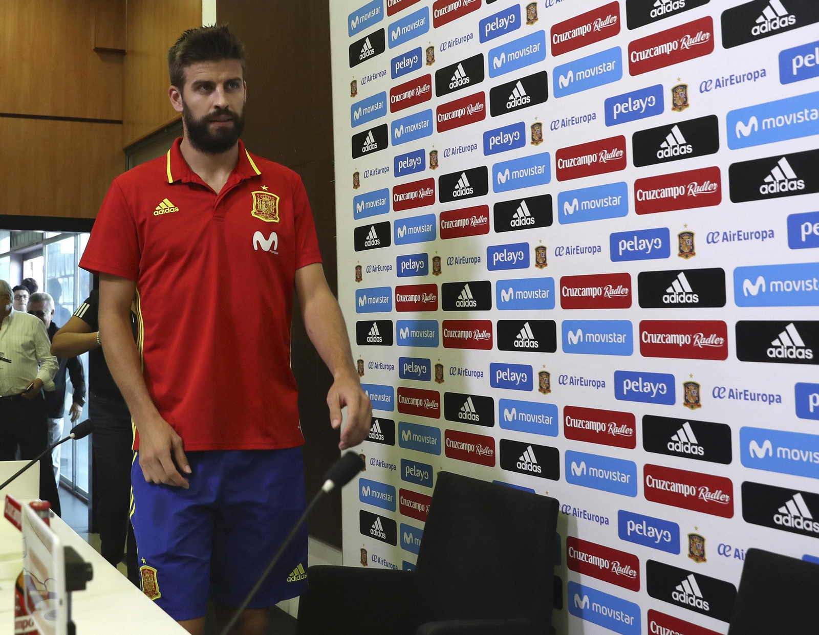 Piqué:, con gesto serio en la rueda de prensa