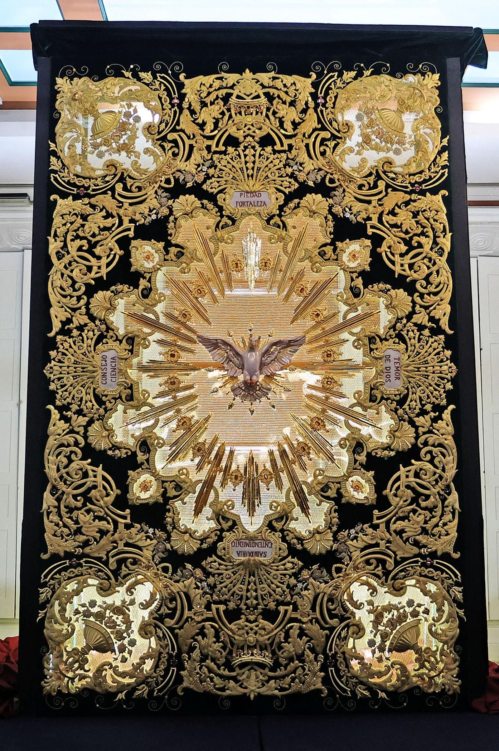 Imágenes de la presentación del techo de palio de la Virgen del Amor de las Tres Caídas