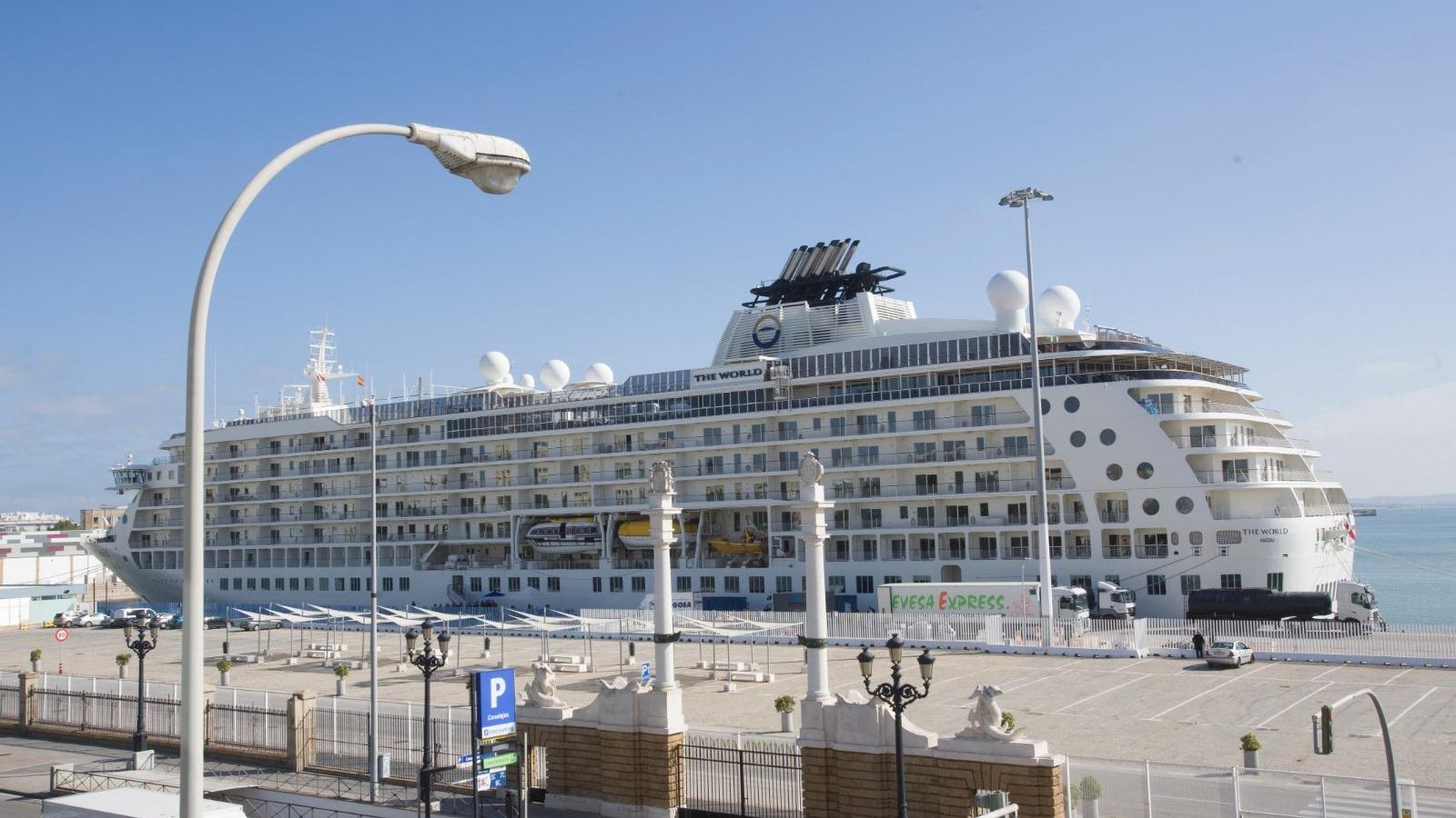 'The World' está atracado en el Muelle Ciudad, en la dársena comercial de Cádiz