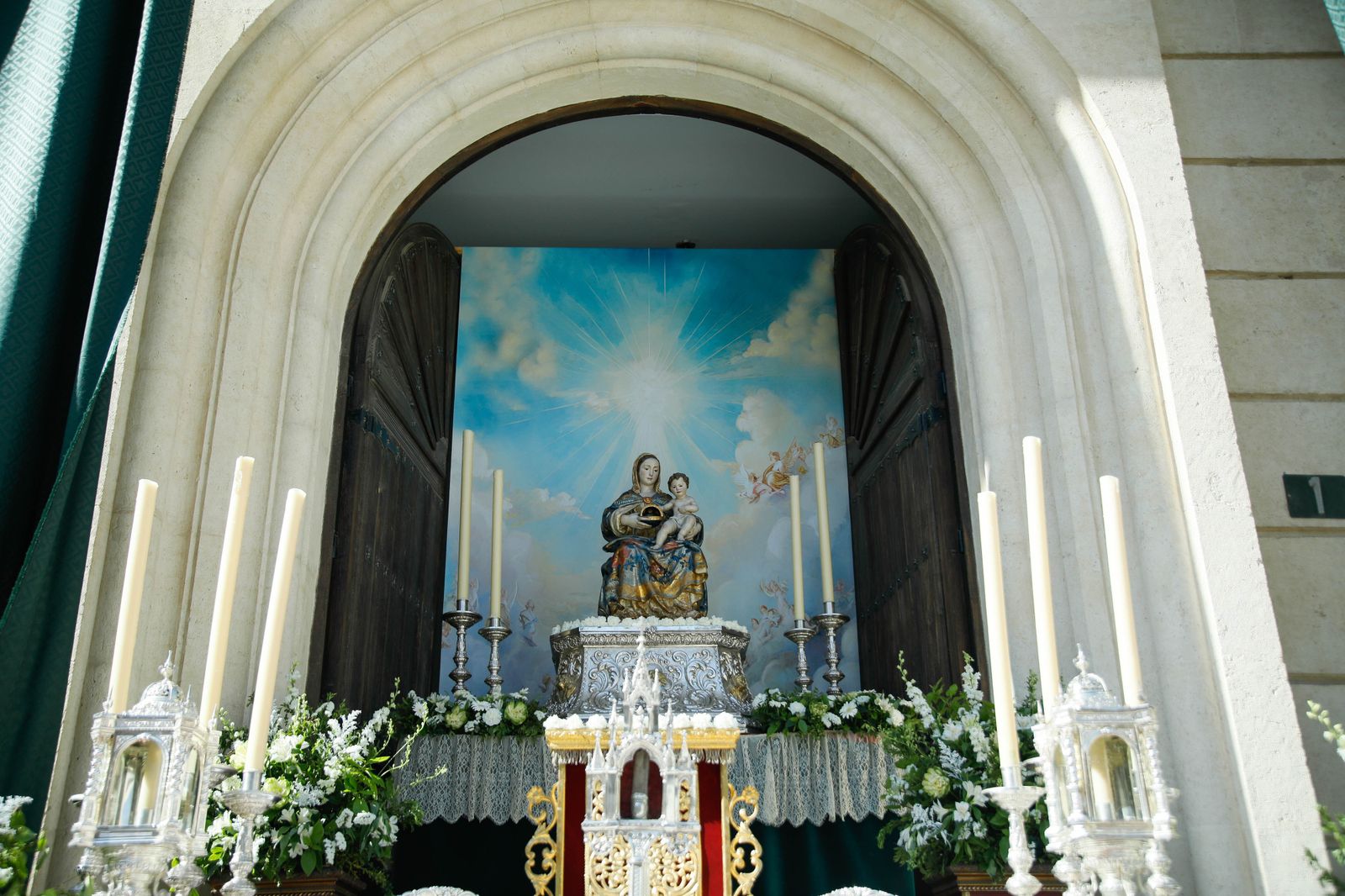 Imágenes de la procesión del Corpus Christi en Almería: así han sido la misa y la posterior marcha por la capital