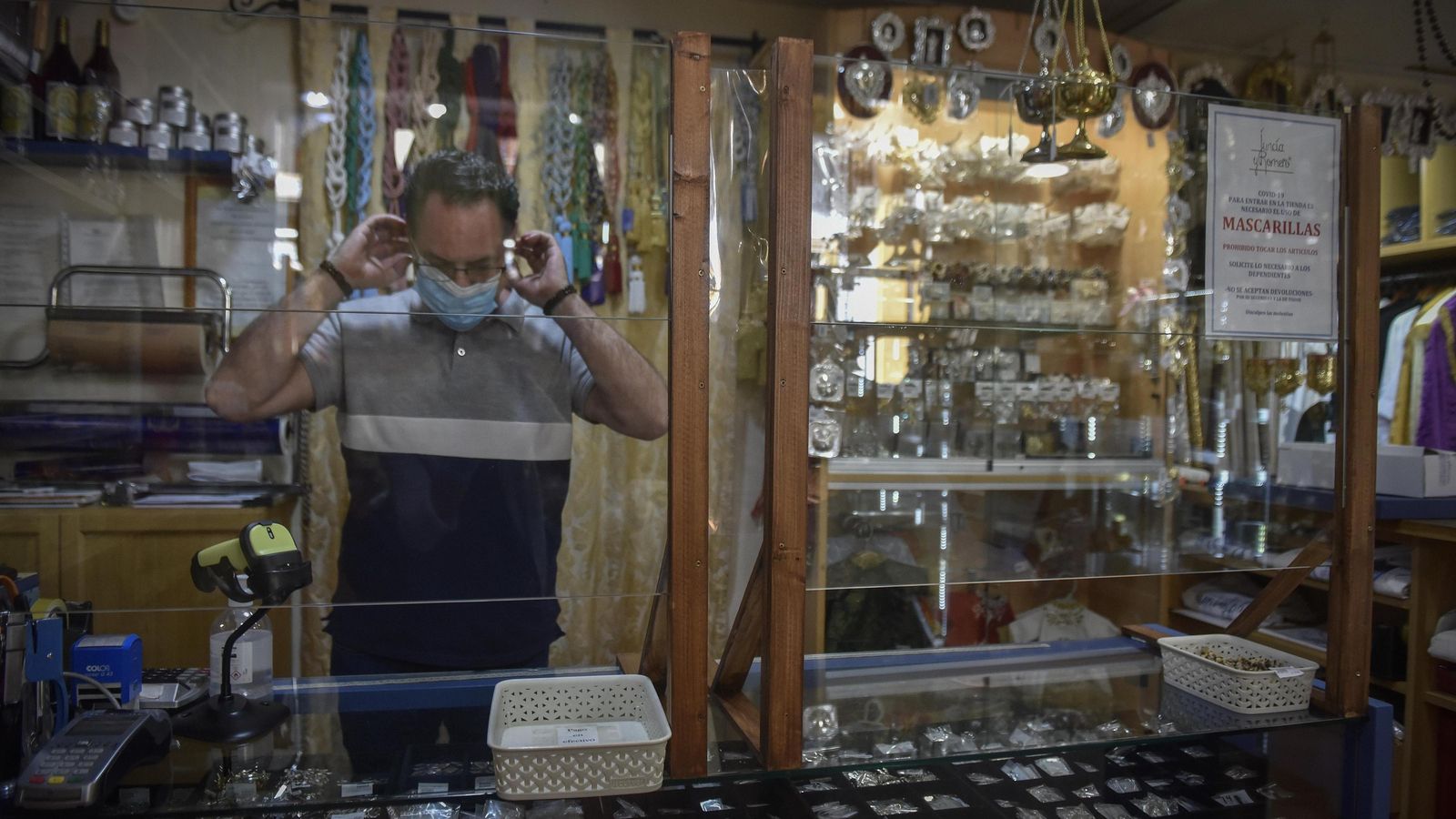 Mamparas colocadas en la tienda 'Juncia y Romero'.