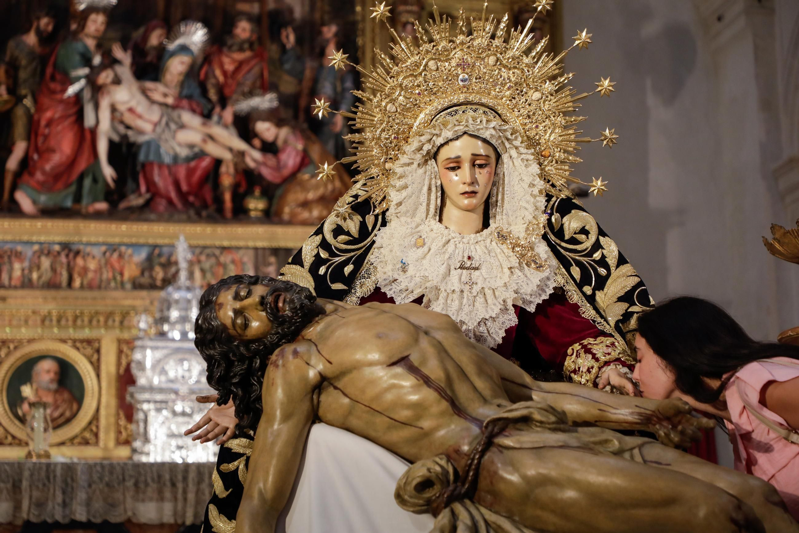 Besamanos extraordinario de la Virgen de la Piedad del Baratillo en el Sagrario con motivo de su coronación, donde el Alcalde, José Luis Sanz, le ha impuesto la réplica de la medalla de la ciudad