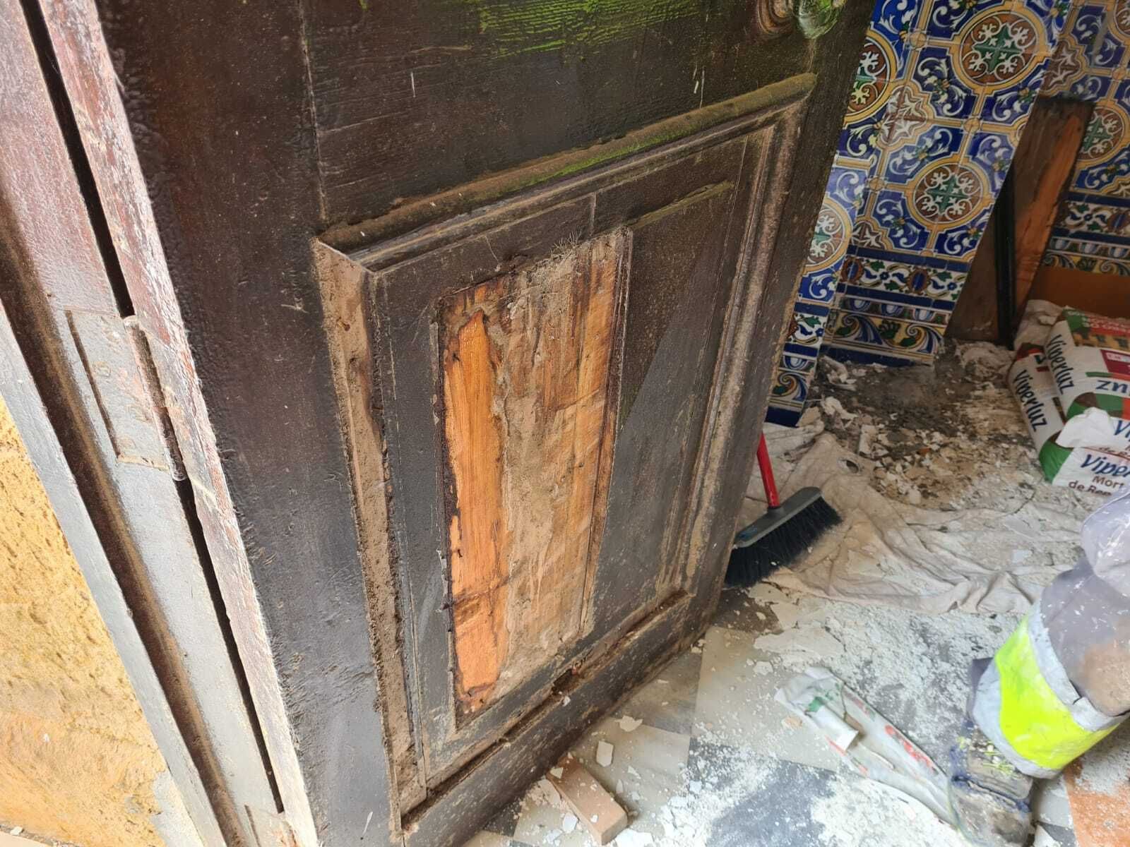 Puerta de la capilla del Cementerio Municipal de Tarifa.