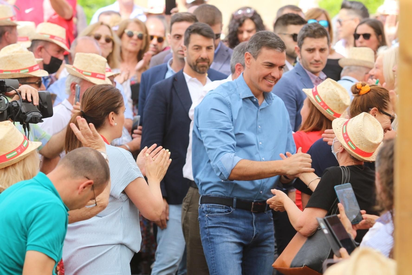 Juan Espadas comienza la campaña electoral con Pedro Sánchez, en imágenes