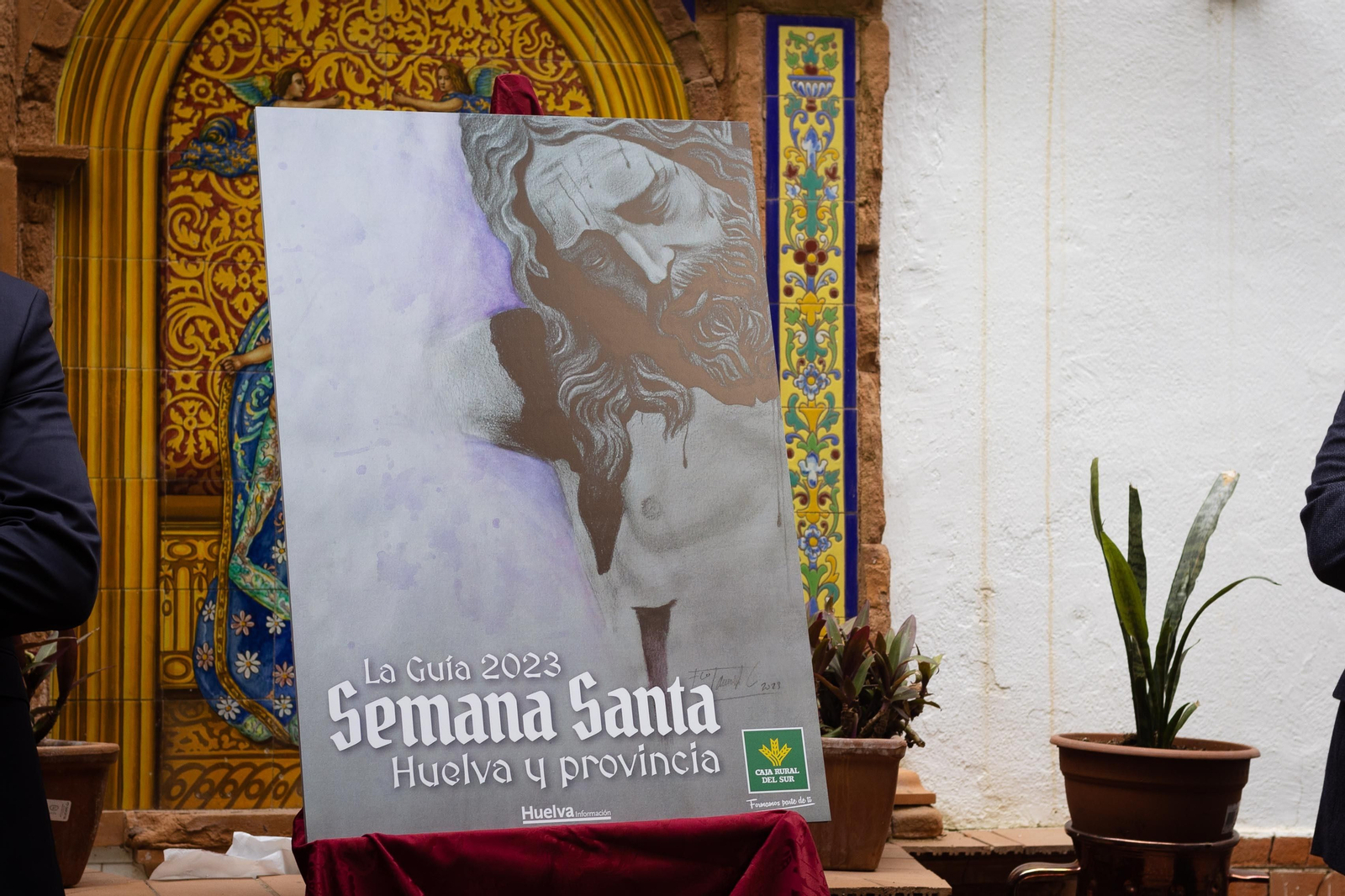 Imágenes de la presentación de la Guía de la Semana Santa de Huelva y su provincia 2023