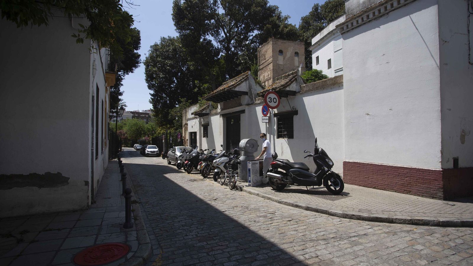 La calle Nicolás Antonio, que conecta la Plaza de Santa Cruz con los Jardines de Murillo.