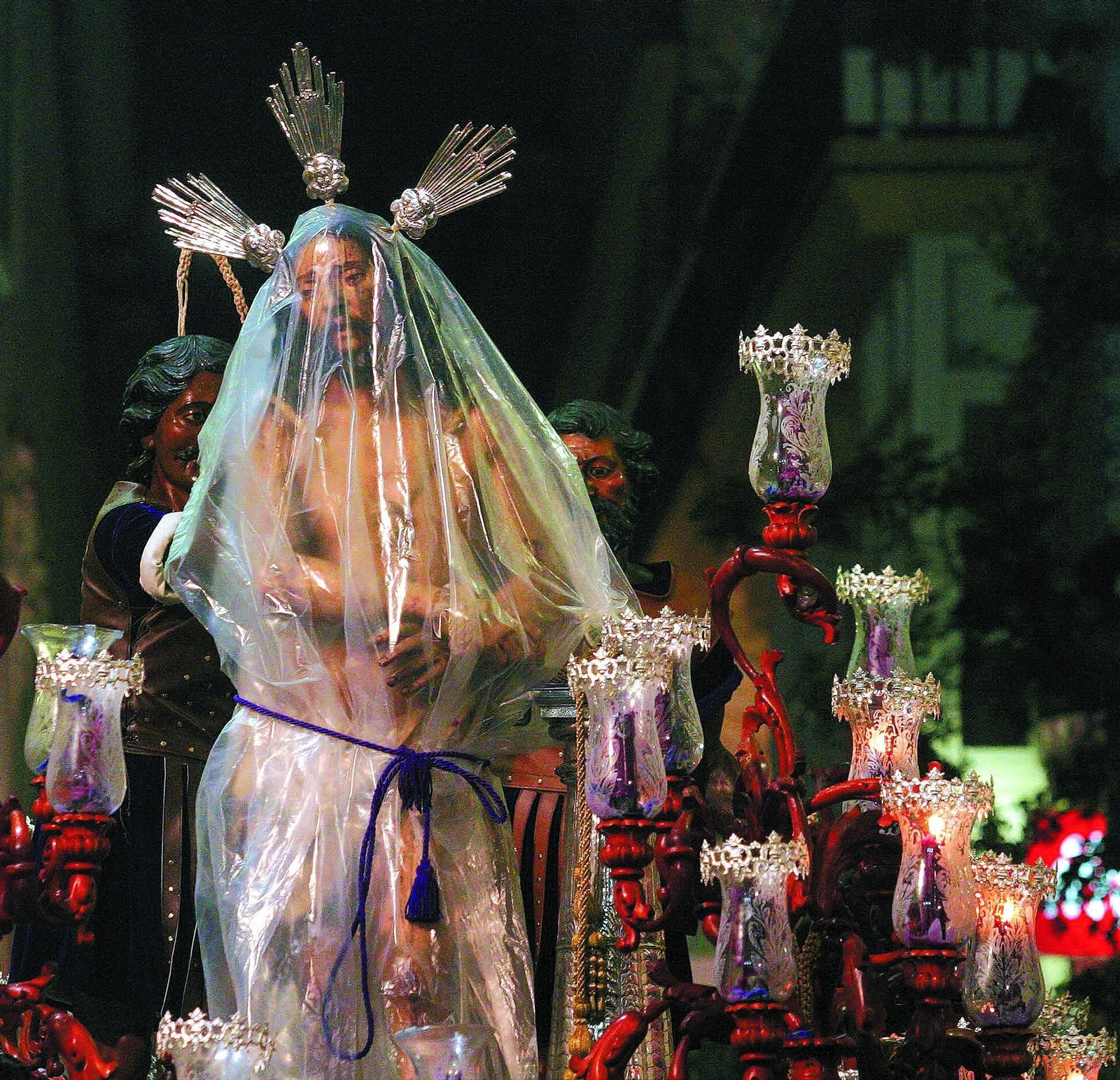 El Señor Atado a la Columna envuento en un plástico el Martes Santo de 2005.
