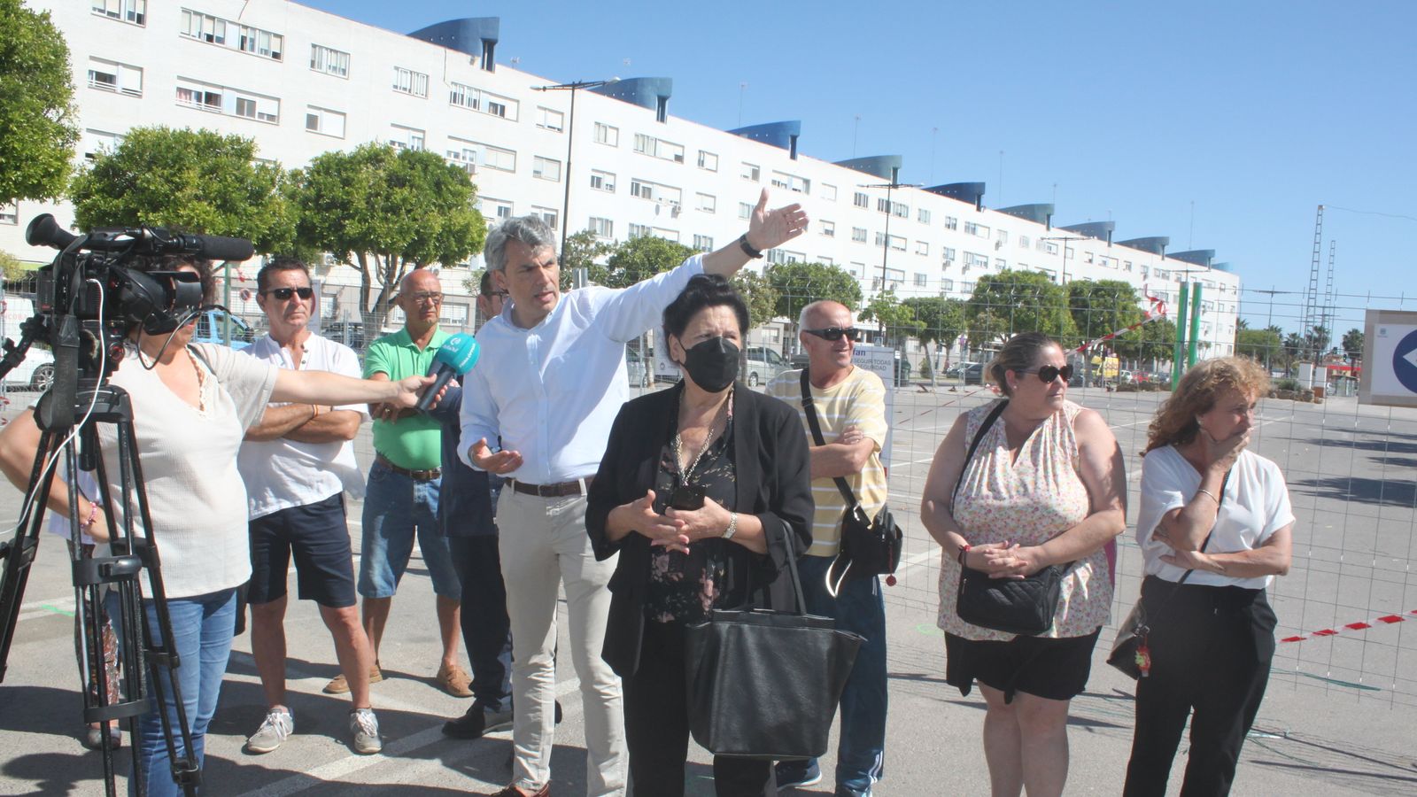 Fran Romero, portavoz de AxSí, en La Magdalena, con algunos vecinos.