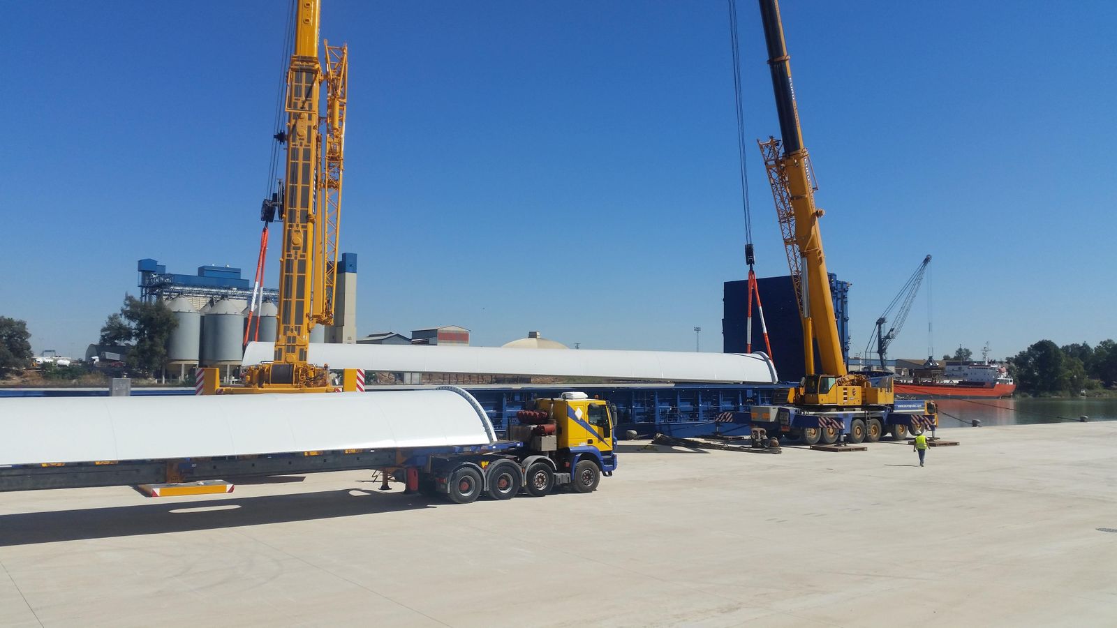 Varias grúas mueven las piezas de hasta 31 metros de longitud de la empresa GRI Tower Sevilla, ayer.
