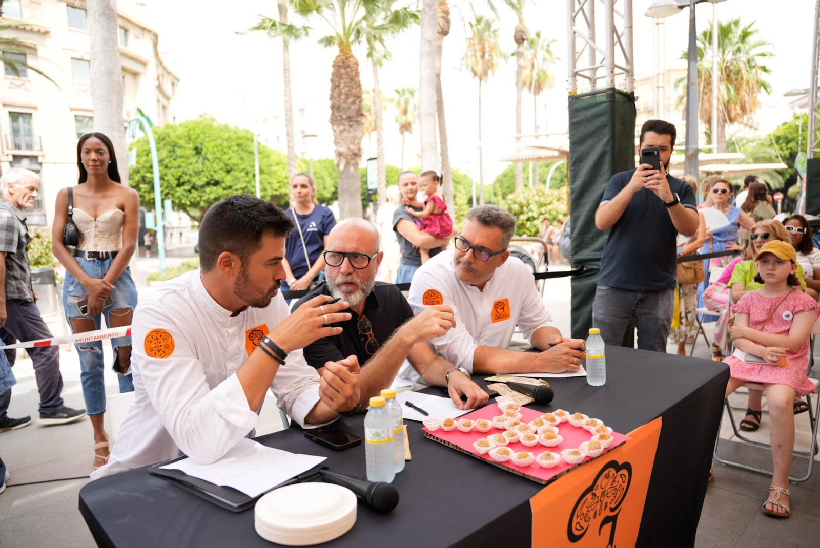 La Cofradía del Tomate y la semifinal del concurso gastronómico de la Feria de Almería, en imágenes