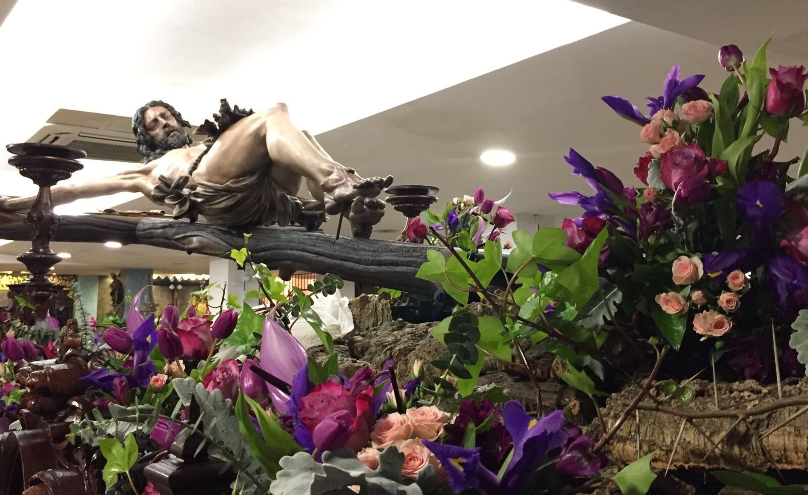 El Cristo de Pasión y Muerte en su paso ya con las flores a la espera de la salida.