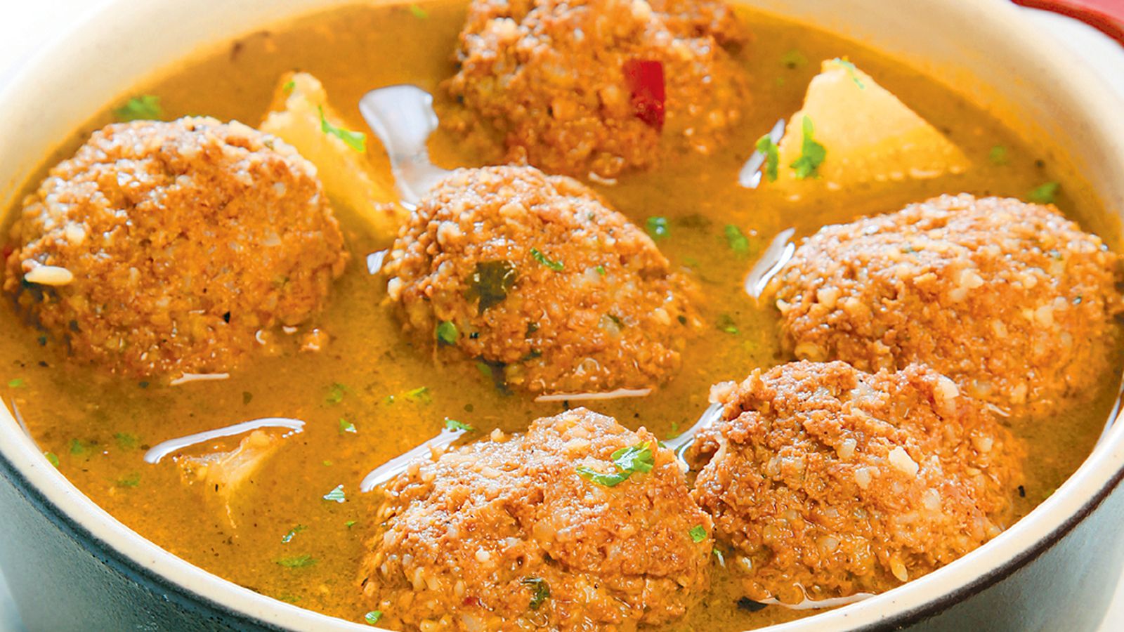 La calidad de la carne con la que se hacen las albóndigas caseras para esta sopa es una de las claves de esta receta.