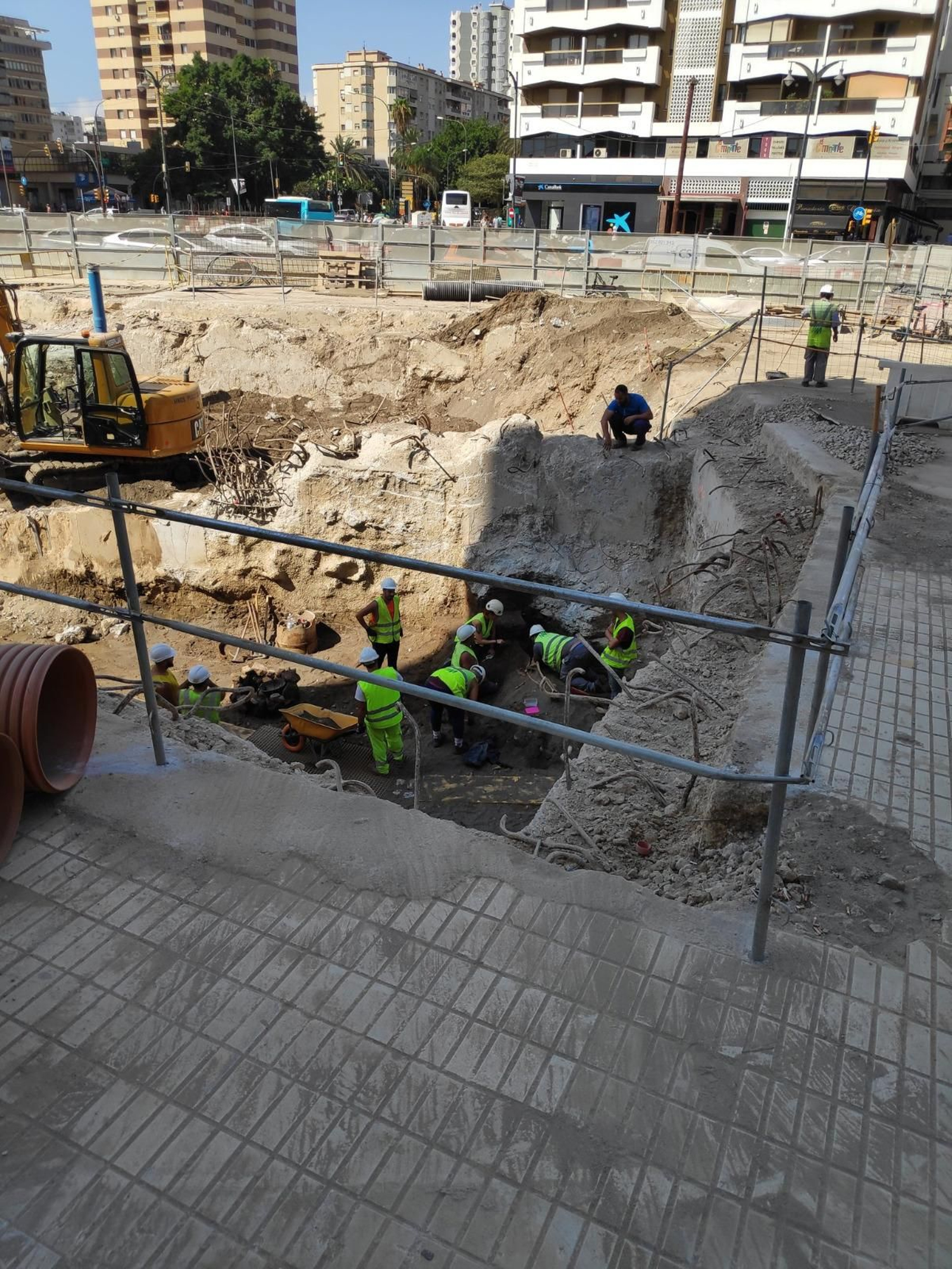 Operarios durante el hallazgo de restos encontrados en la obra del Metro