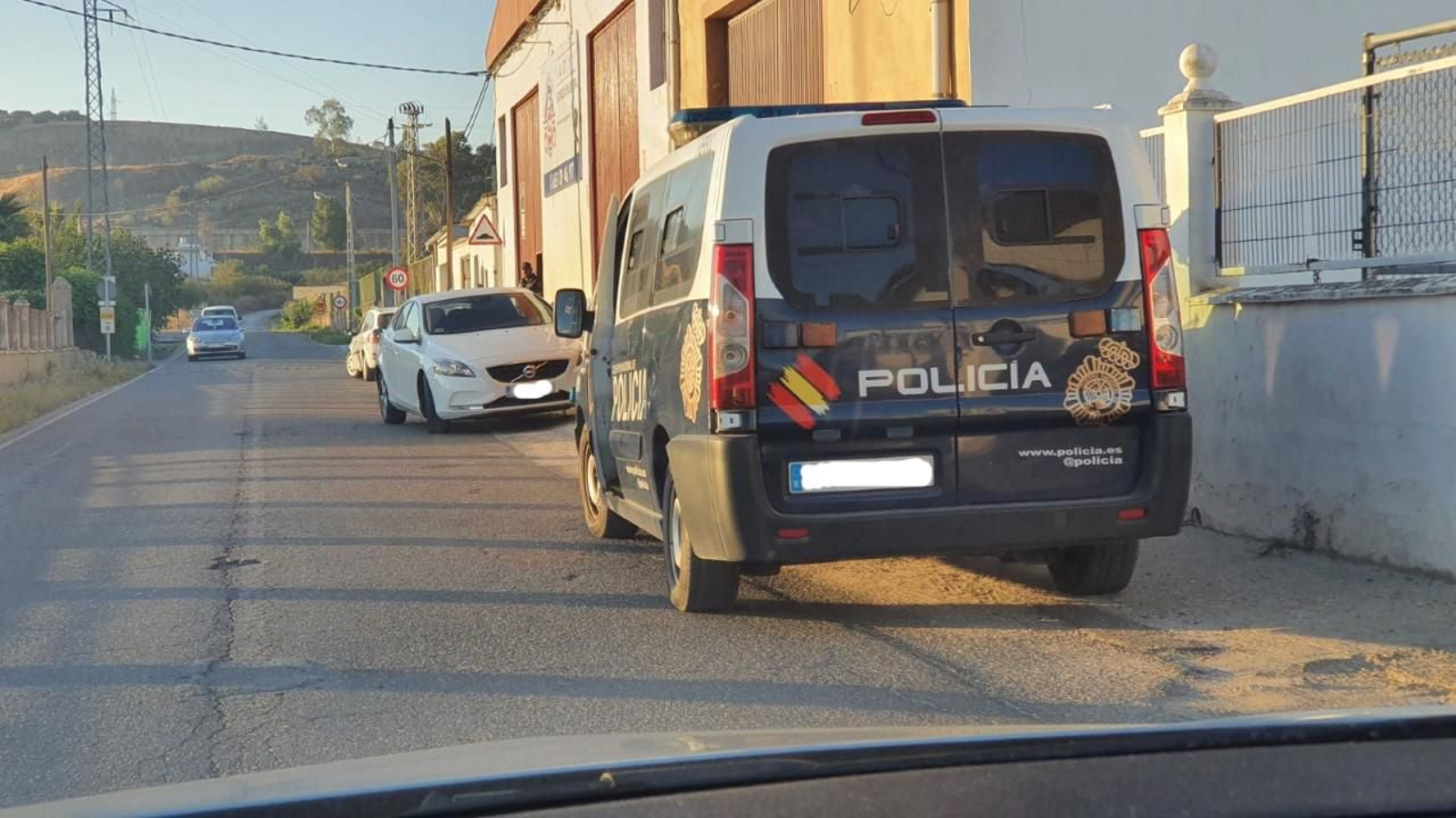 Un furgón policial, durante el operativo especial. Un furgón policial, durante el operativo especial.