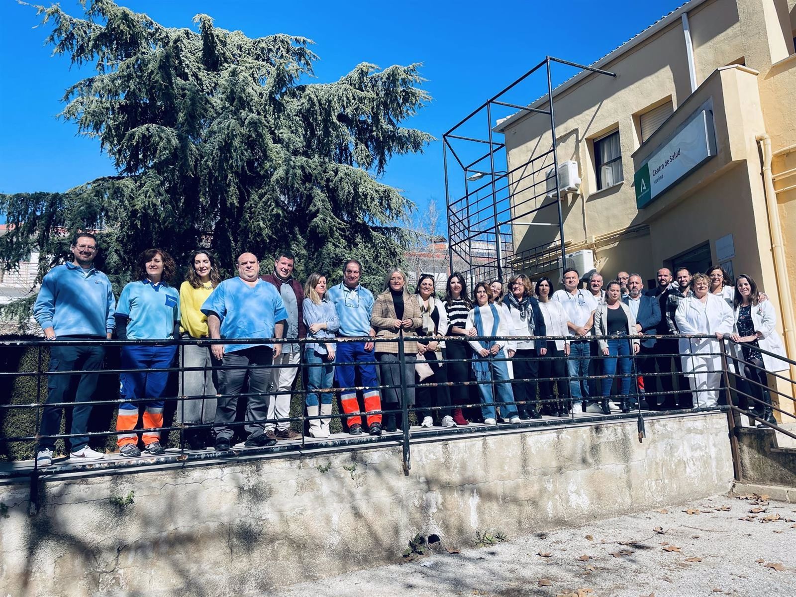 Visita de Elena González al Centro de Salud de Huelma.