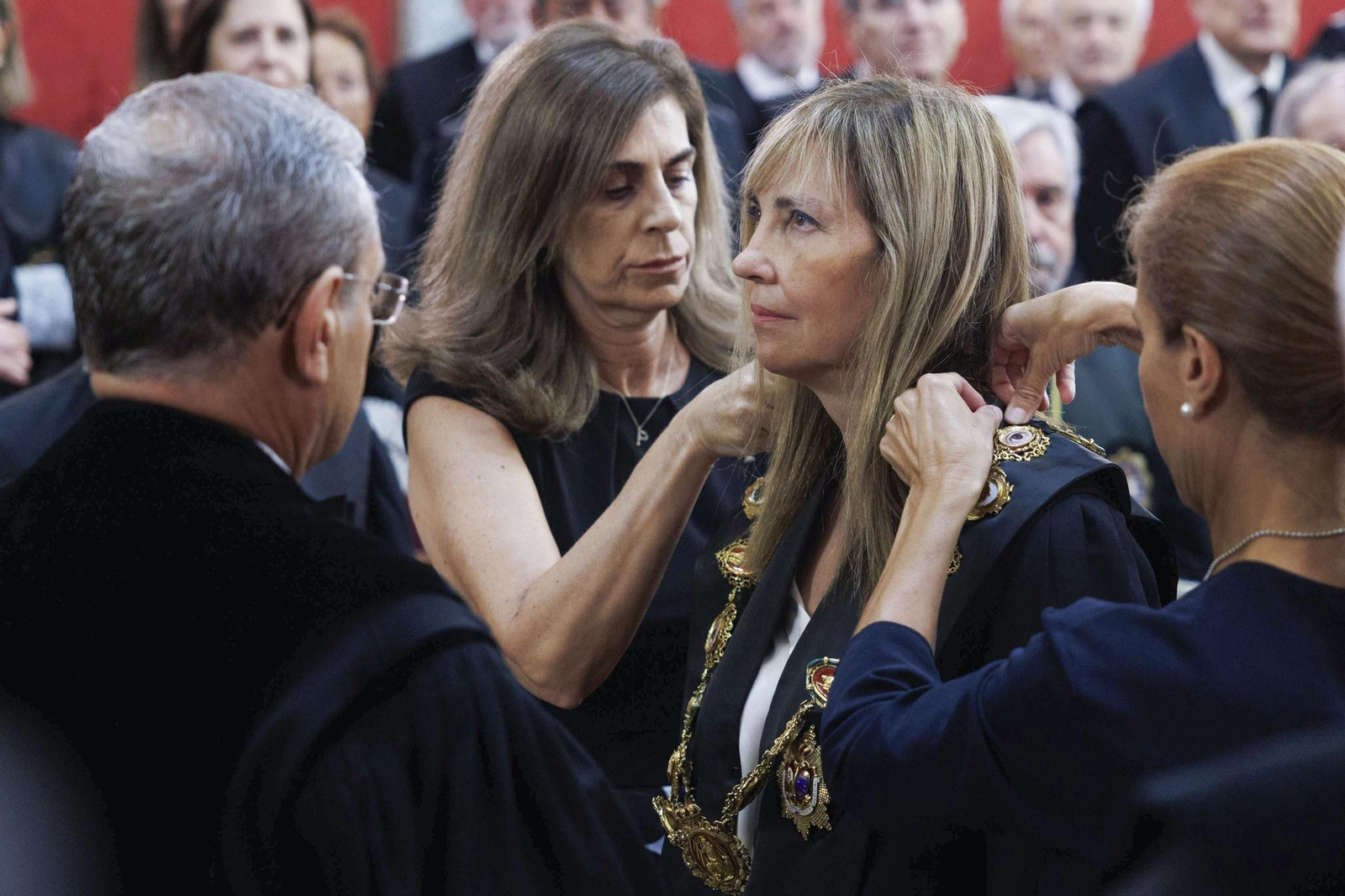 Momento en el que le es impuesto el Collar de la Justicia, símbolo de la alta magistratura Momento en el que le es impuesto el Collar de la Justicia, símbolo de la alta magistratura