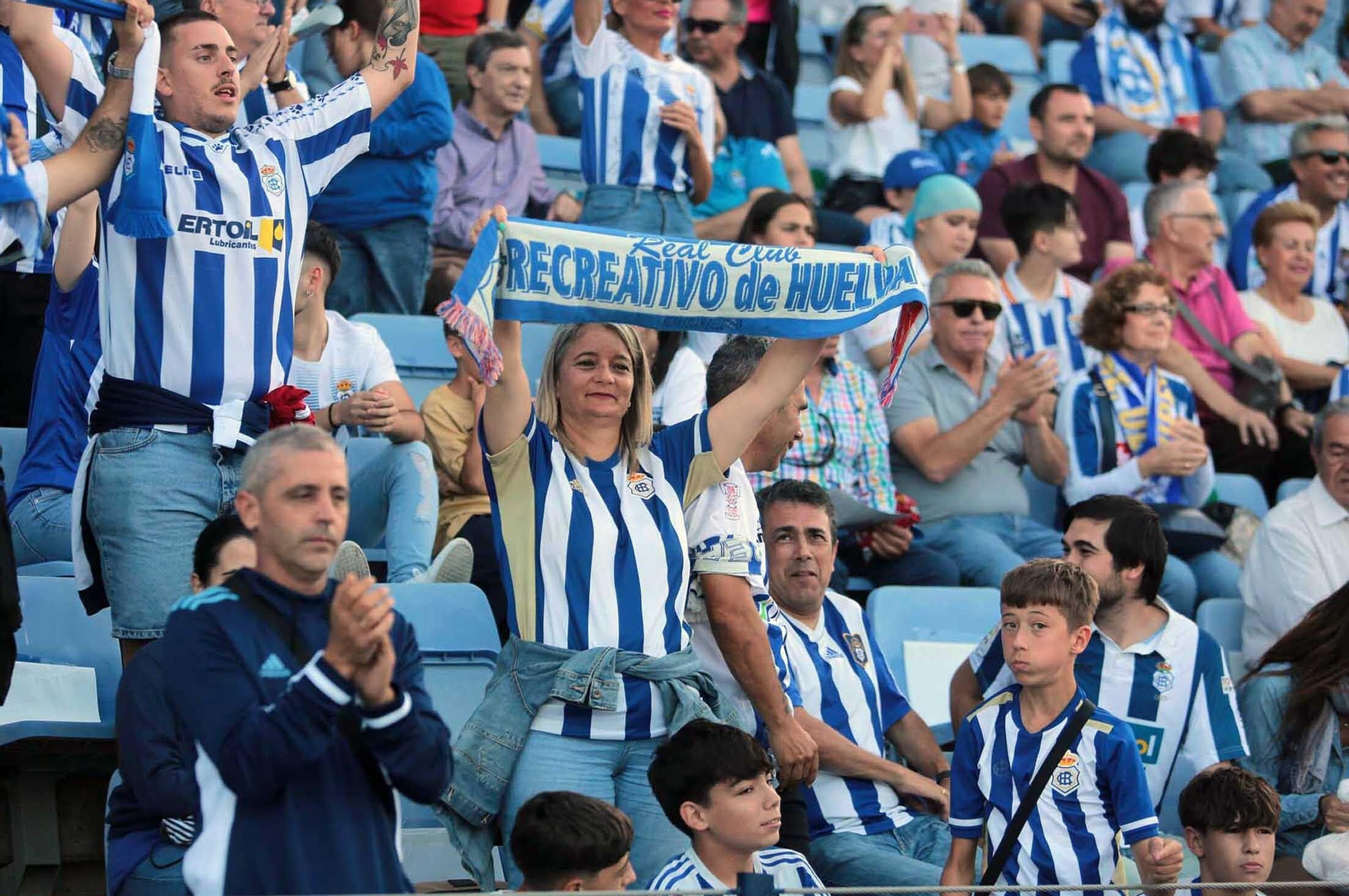 Imágenes del gran ambiente en el Nuevo Colombino en el ascenso del Recre