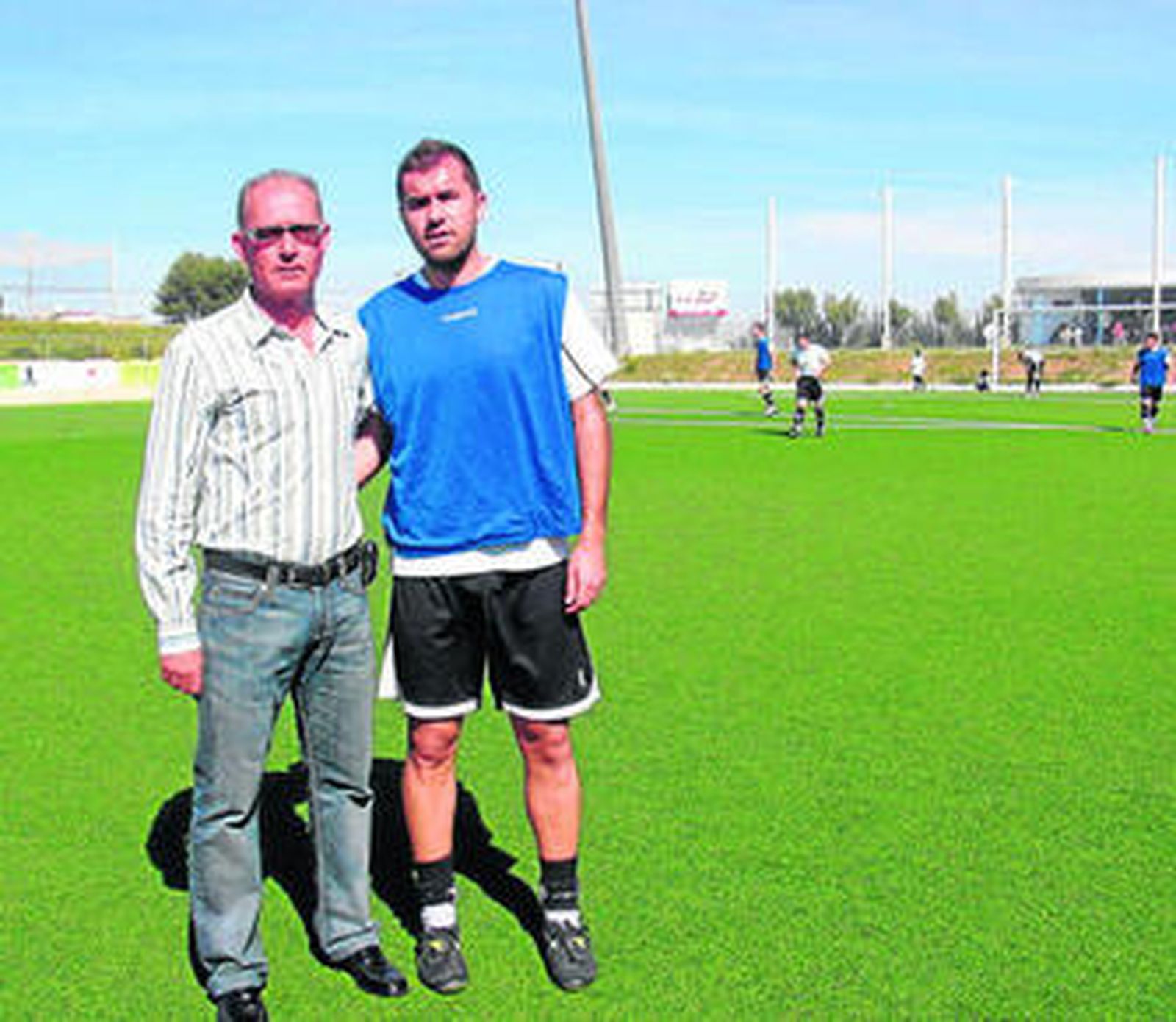 1. Pichino padre y Pichino hijo, les unen, amén de los lazos de sangre, una pasión incombustible por el fútbol que los años no pueden apagar. 2. Cartel conmemorativo con el que pretenden homenajear los 55 años de fútbol de este veterano. 3. Imagen del equipo de la temporada 1967/1968, en el que aparece el protagonista de la historia.