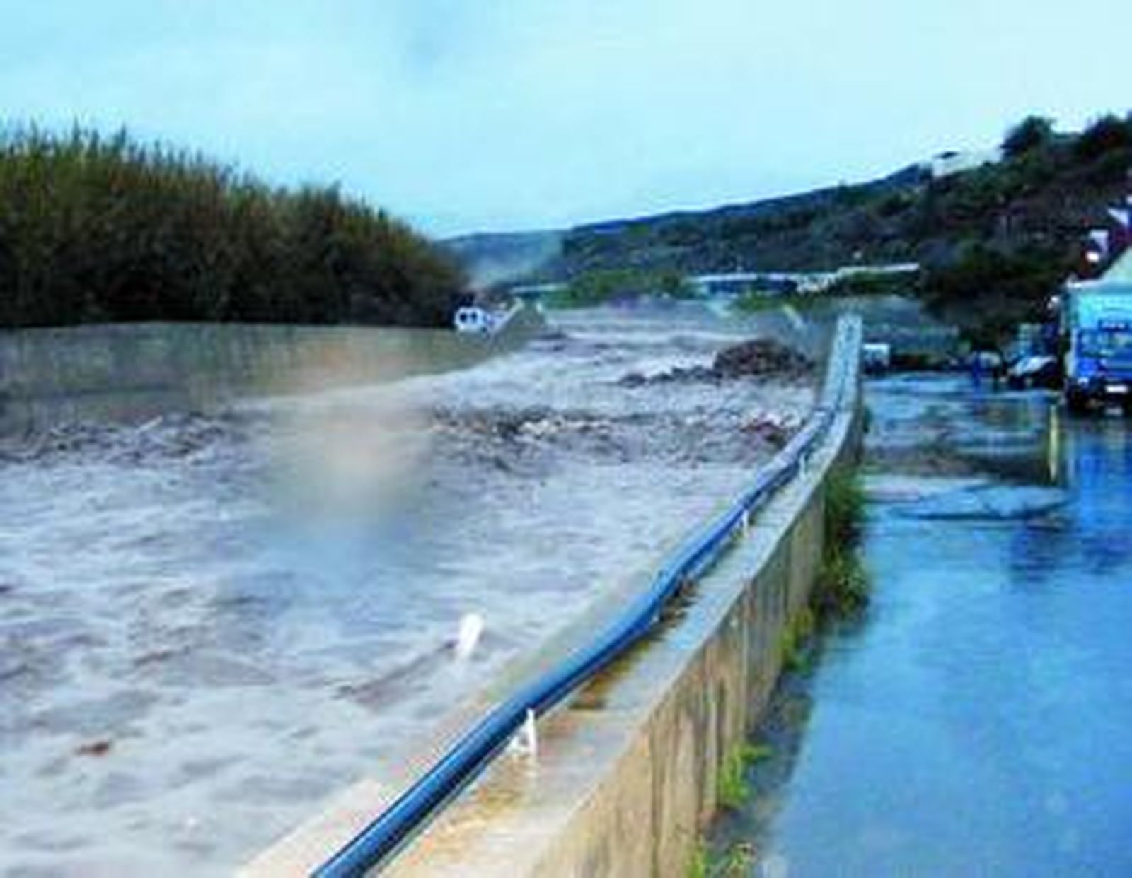 Las fuertes lluevias inundaron el pasado viernes la rambla de Balanegra.