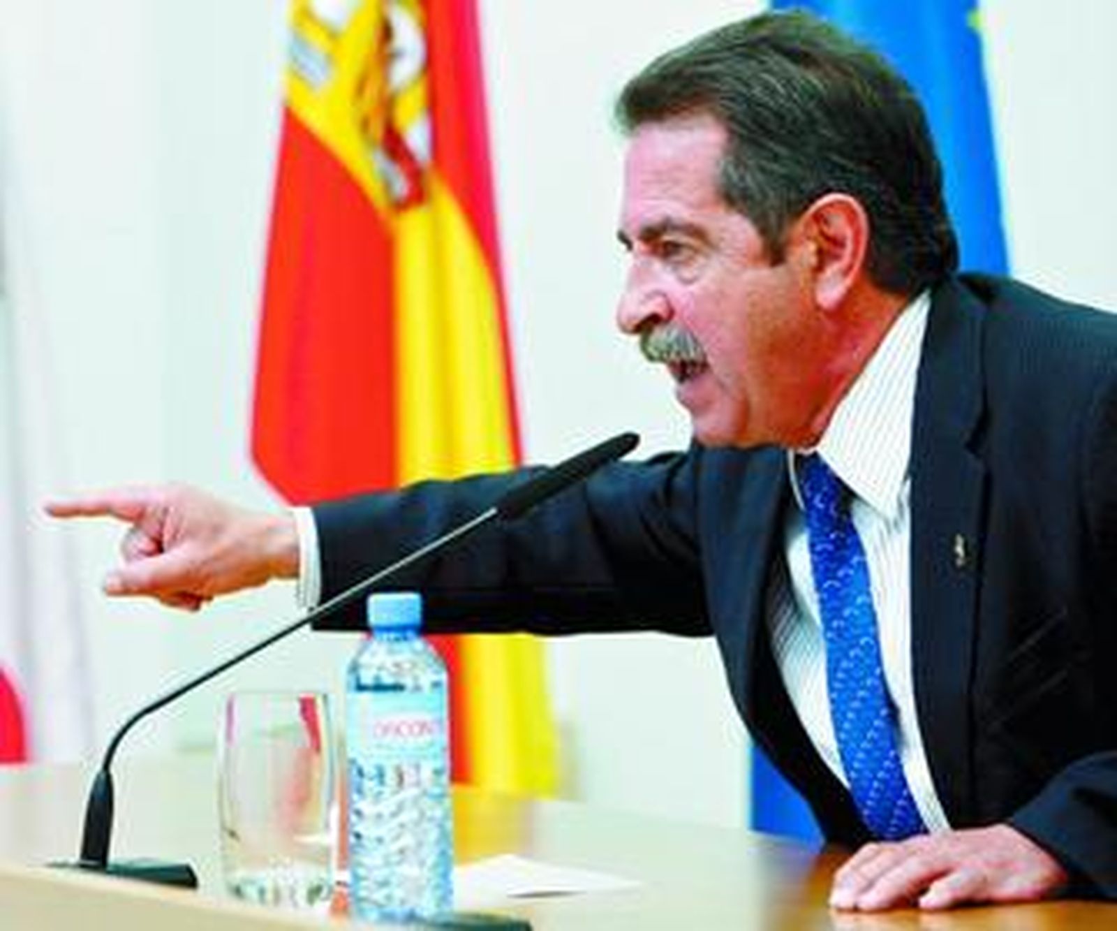 Miguel Ángel Revilla, ayer, en la rueda de prensa en Santander.