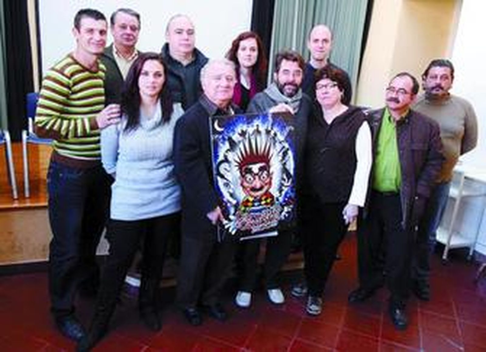 Los miembros del jurado, con el cartel ganador.