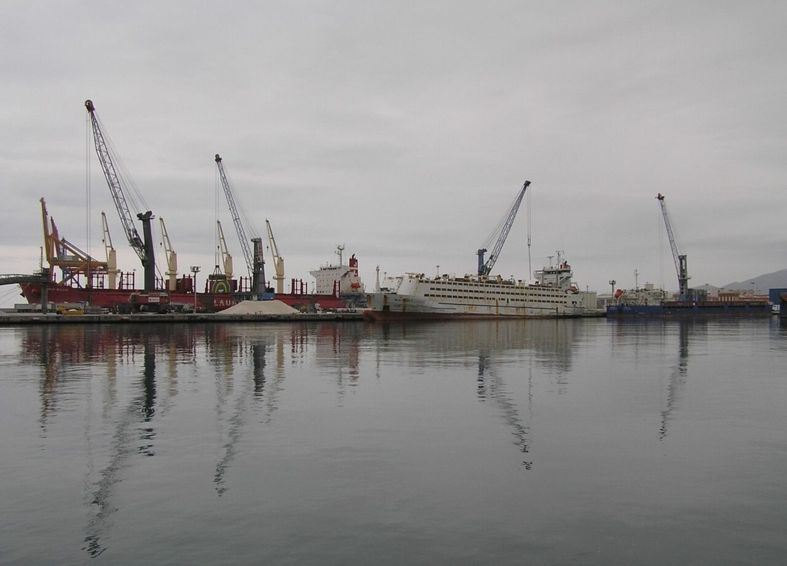 Operativas de carga y descarga en los muelles seis y siete del puerto de Málaga.