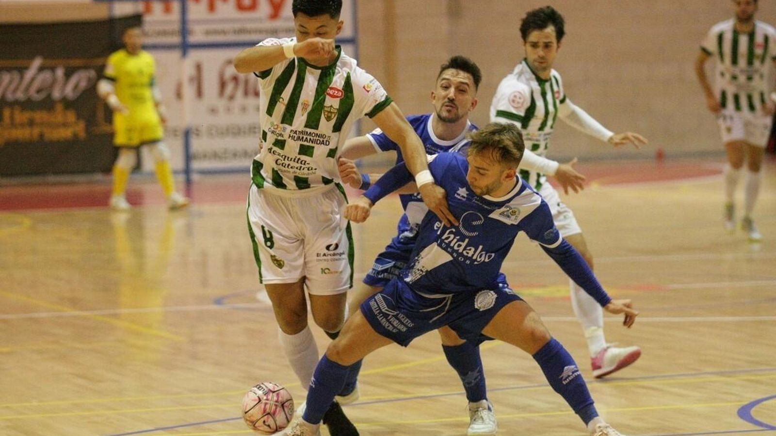 Shimizu trata de avanzar ante dos jugadores del Manzanares.