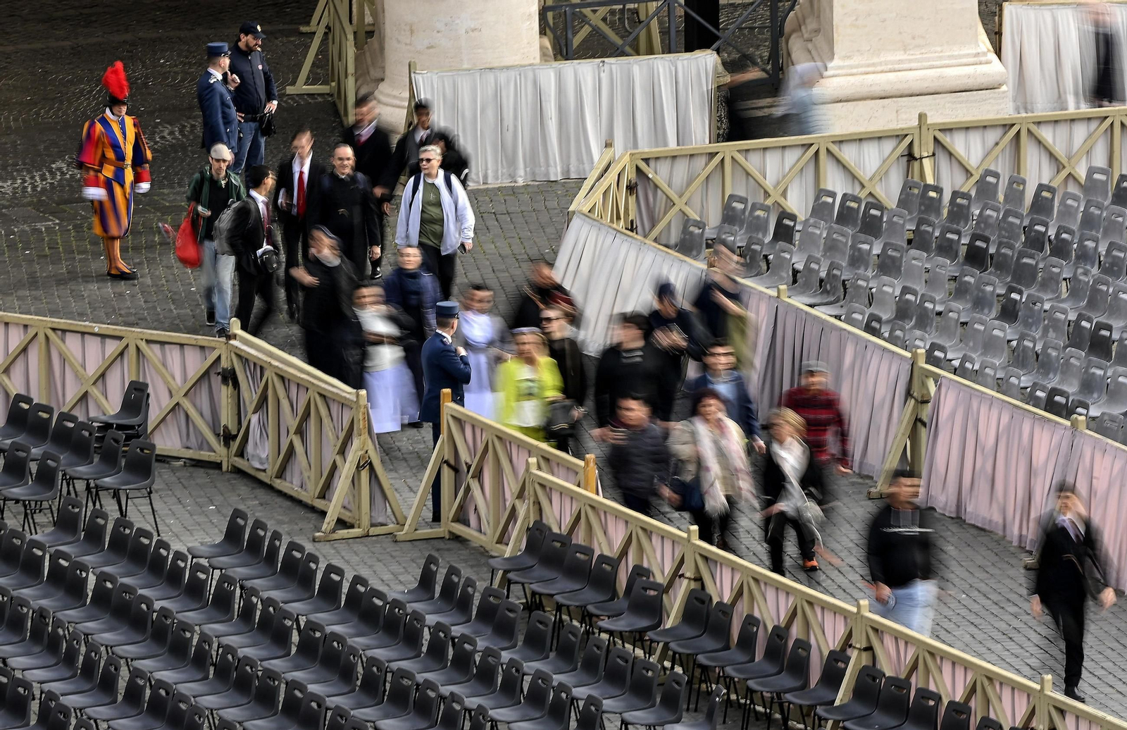 Las imágenes del traslado del féretro del papa Francisco a la Basílica de San Pedro en el Vaticano