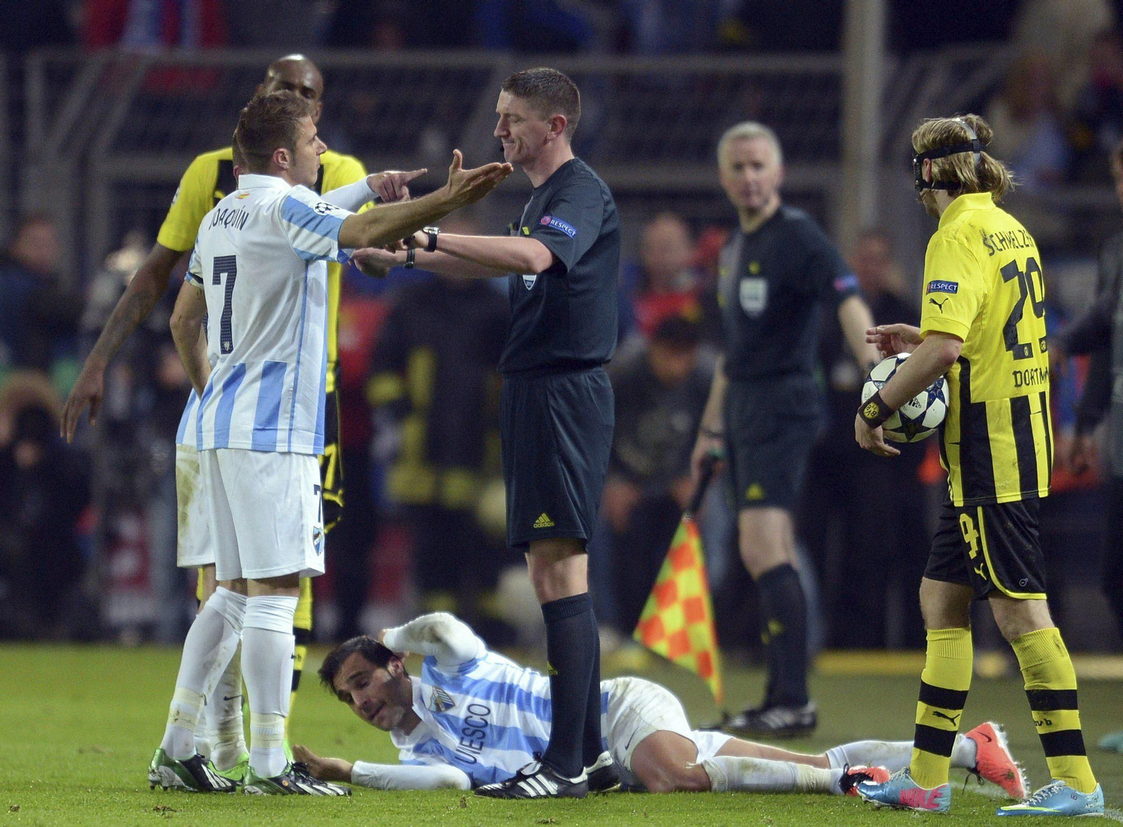 Joaquín recriminando una acción al árbitro durante aquella fatídica eliminatoria de Champions ante el Borussia. Joaquín recriminando una acción al árbitro durante aquella fatídica eliminatoria de Champions ante el Borussia.