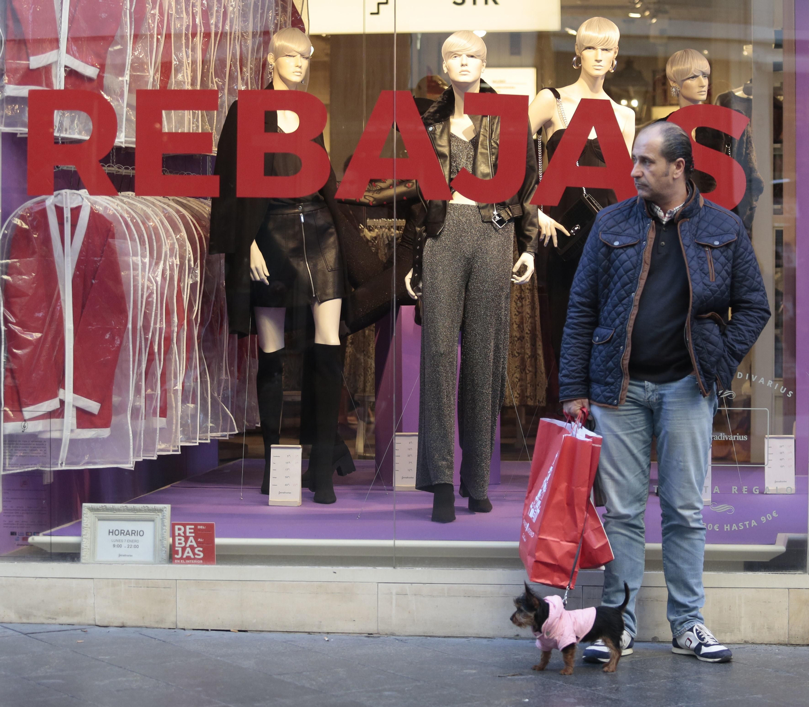 Las imágenes del primer día de rebajas de invierno en Sevilla