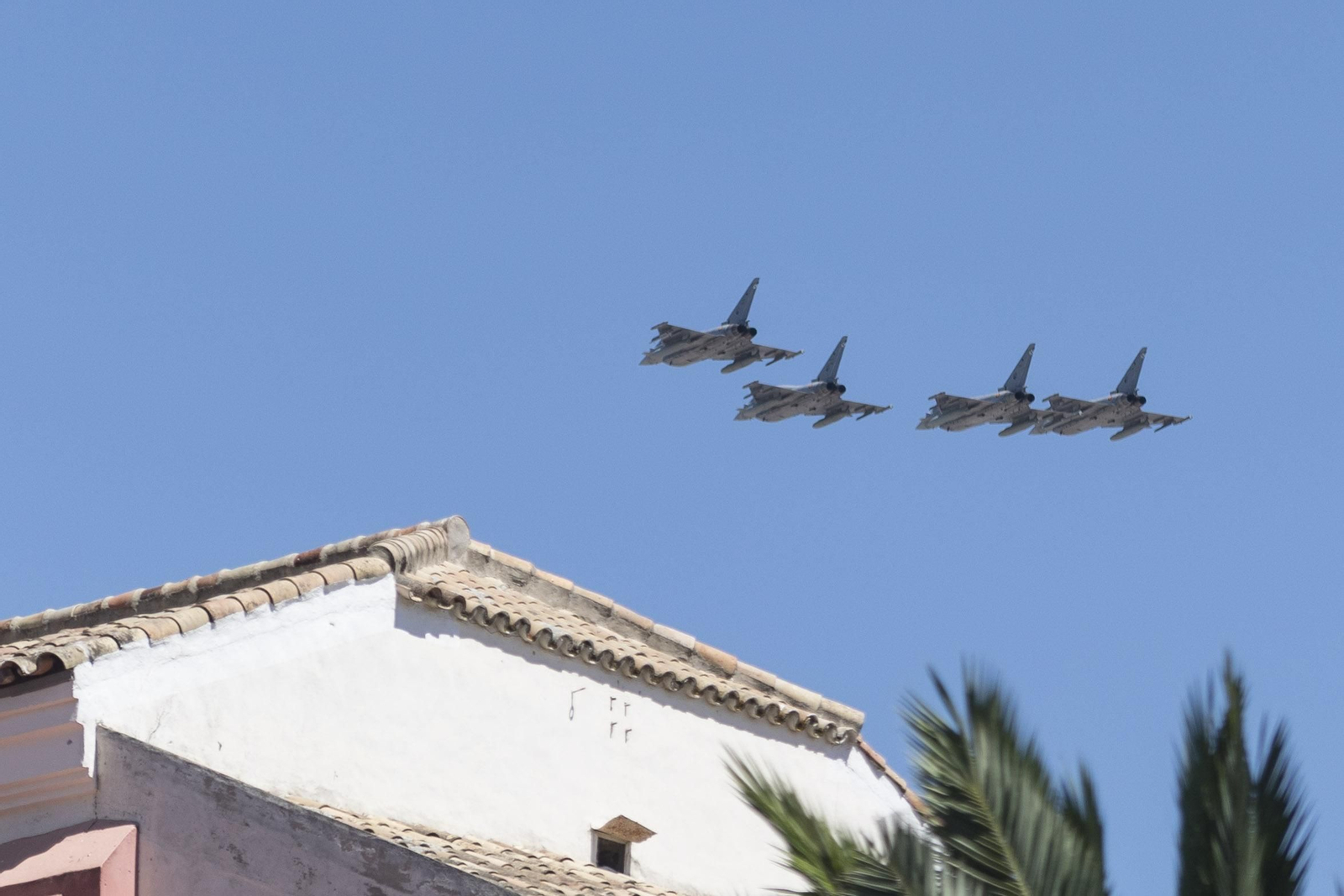 Las imágenes del desfile del Día de las Fuerzas Armadas en Sevilla