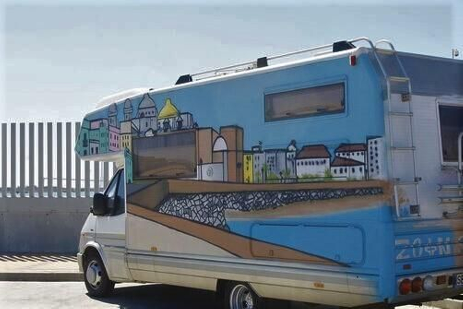 Imagen de una autocaravana 'customizada' a la gaditana.